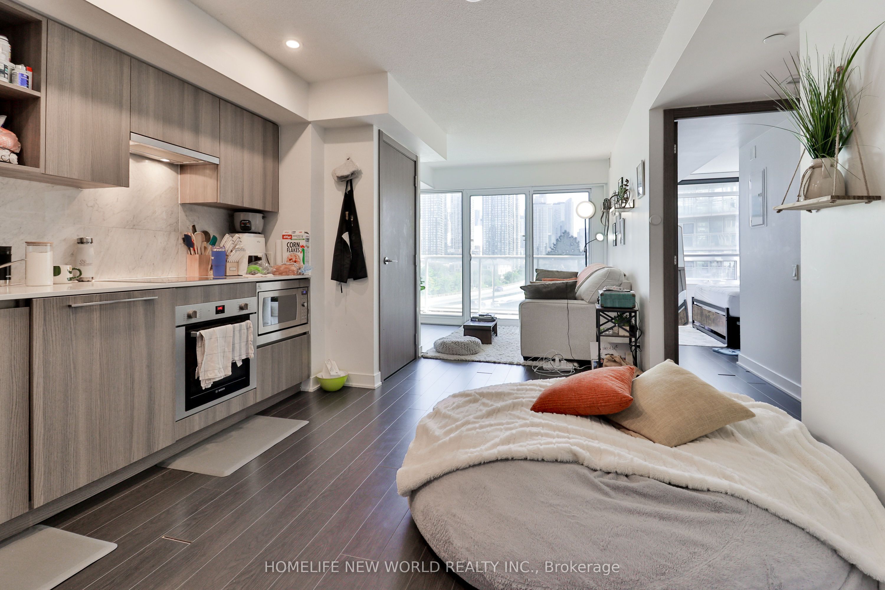 17 Bathurst Street 812