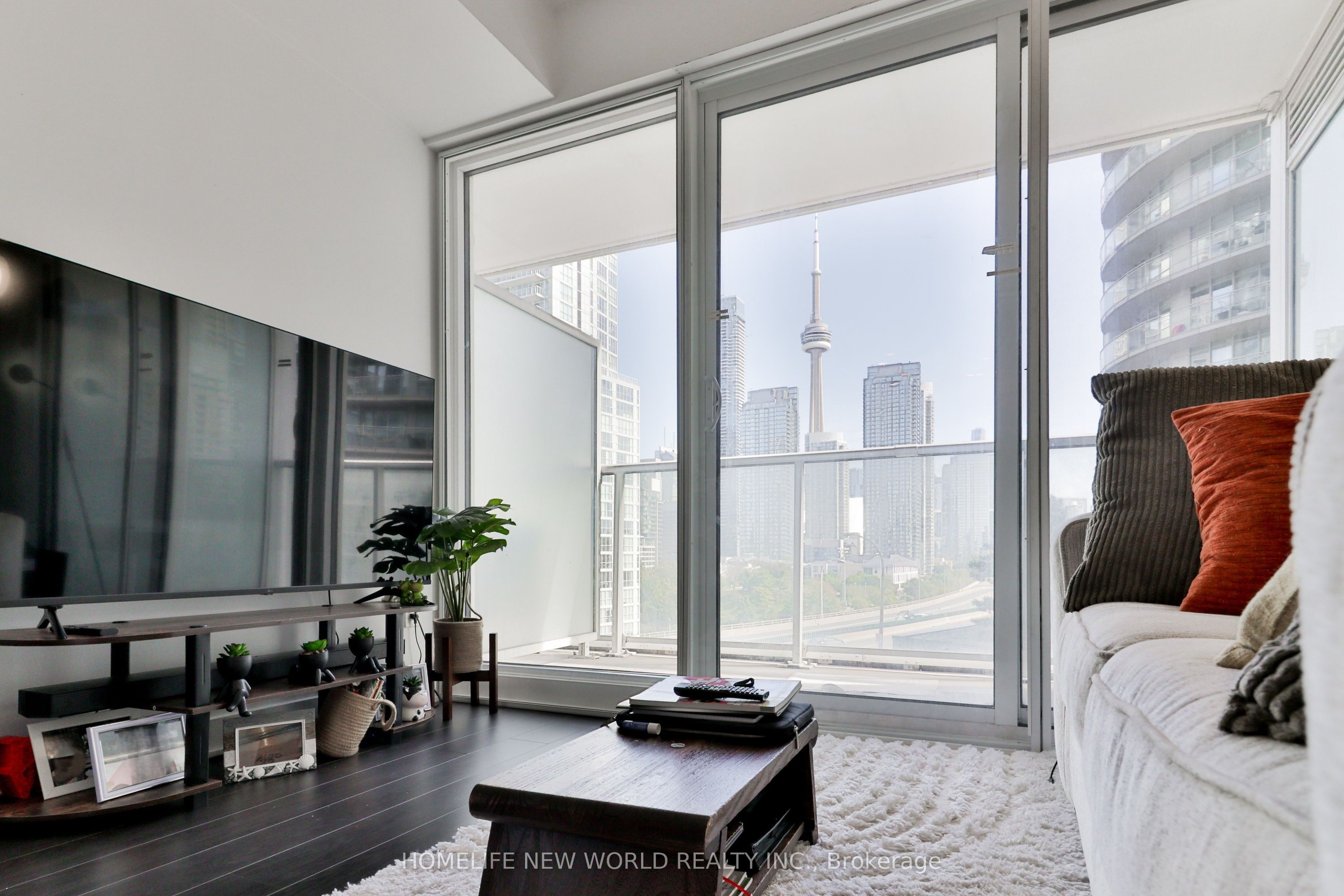 17 Bathurst Street 812