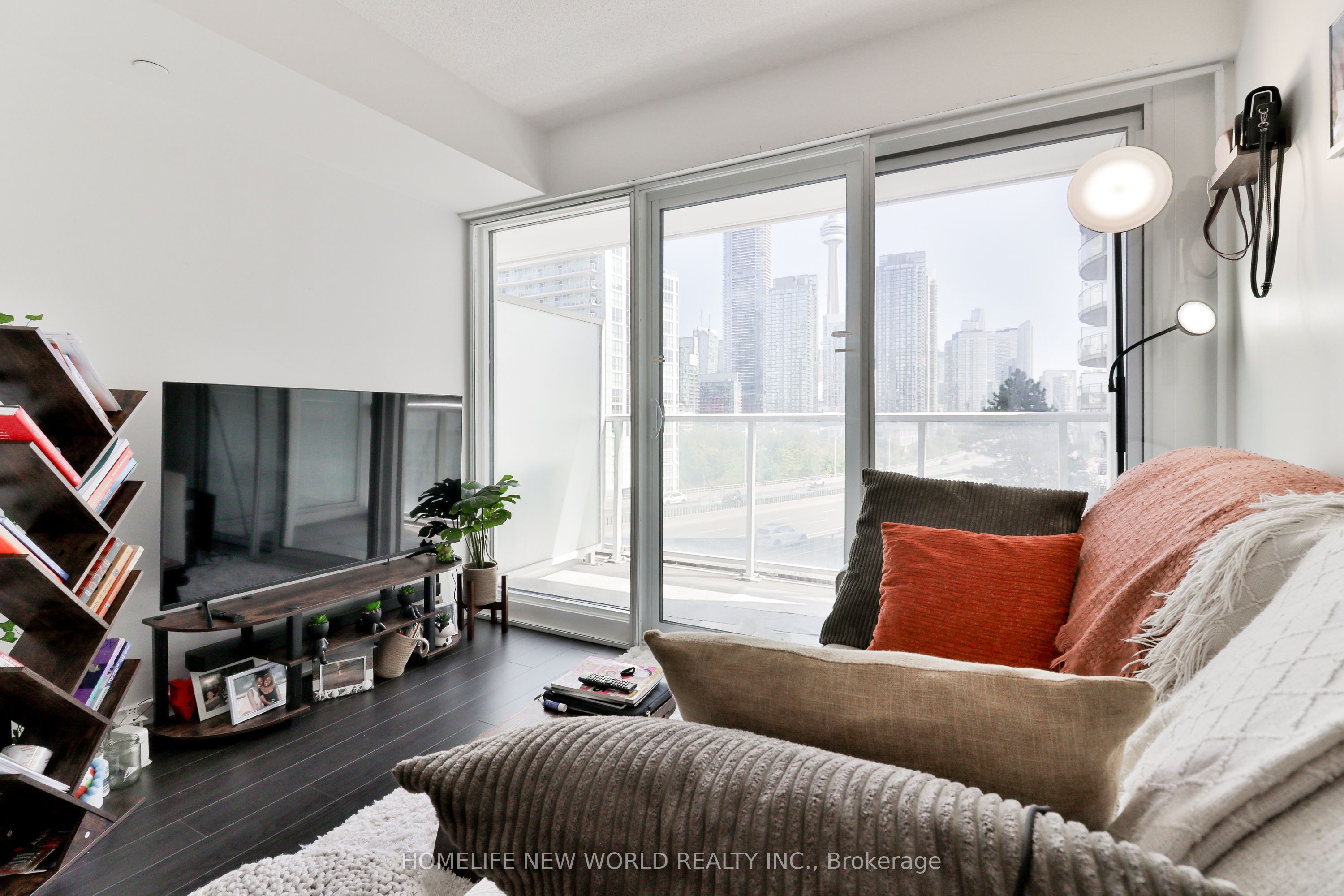 17 Bathurst Street 812