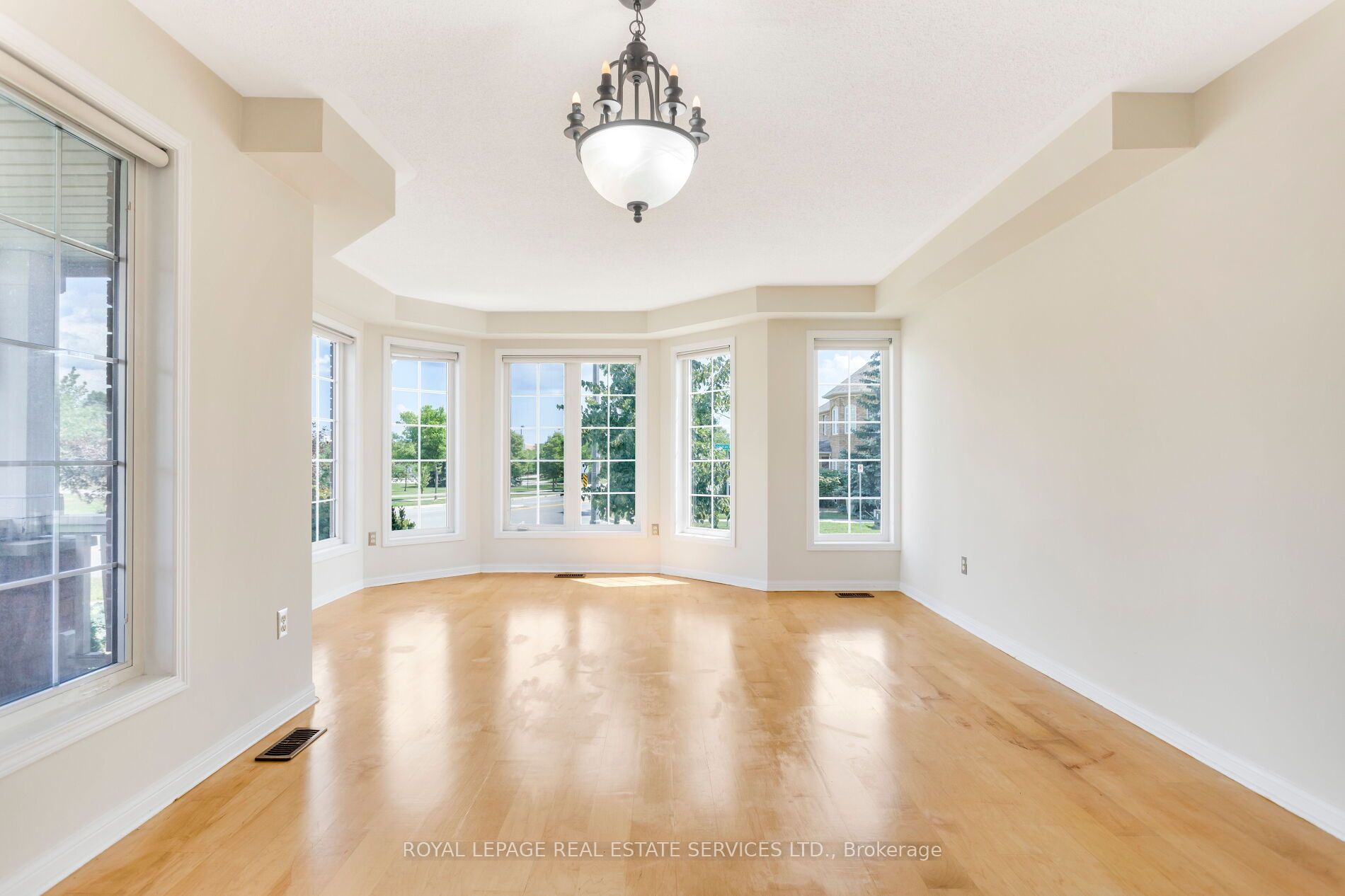 2204 Grand Oak Trail