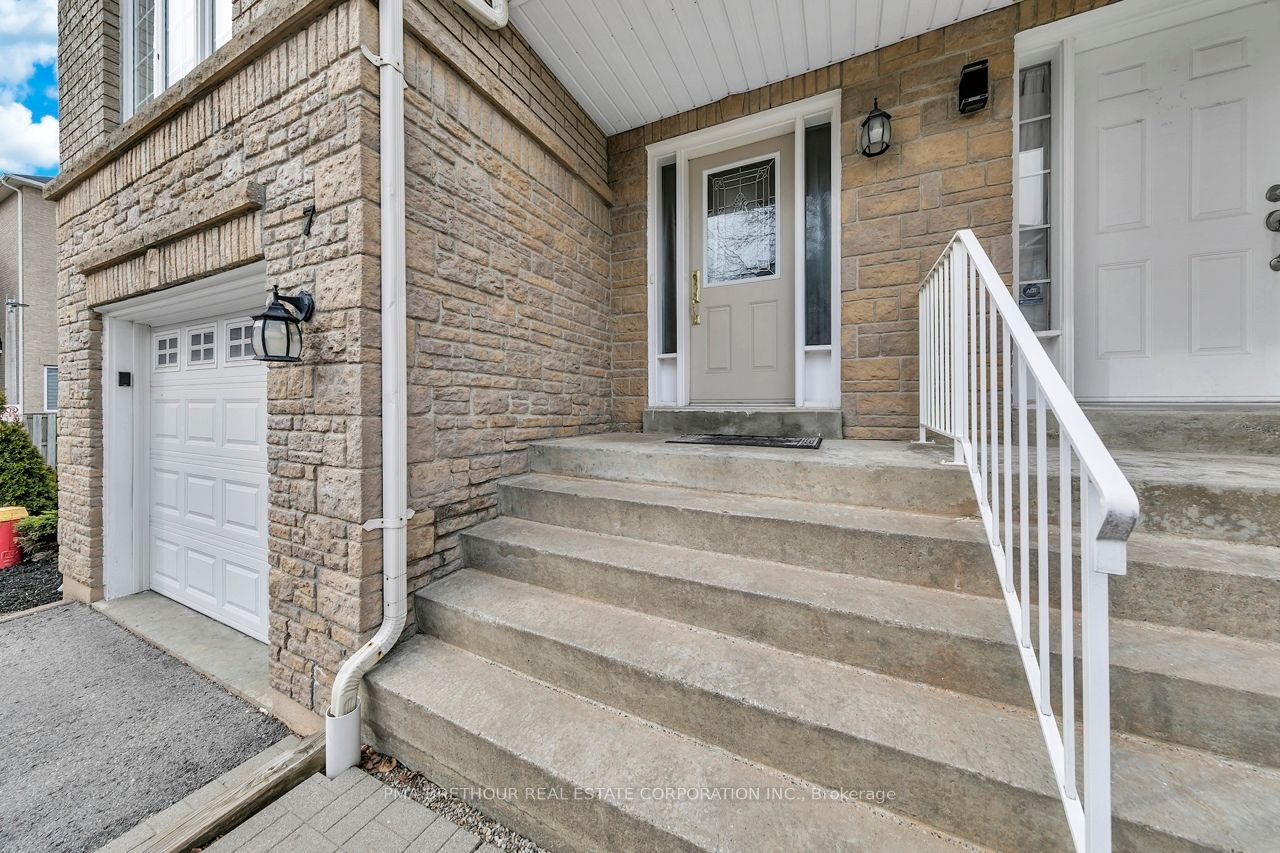 10719 Bathurst Street 7