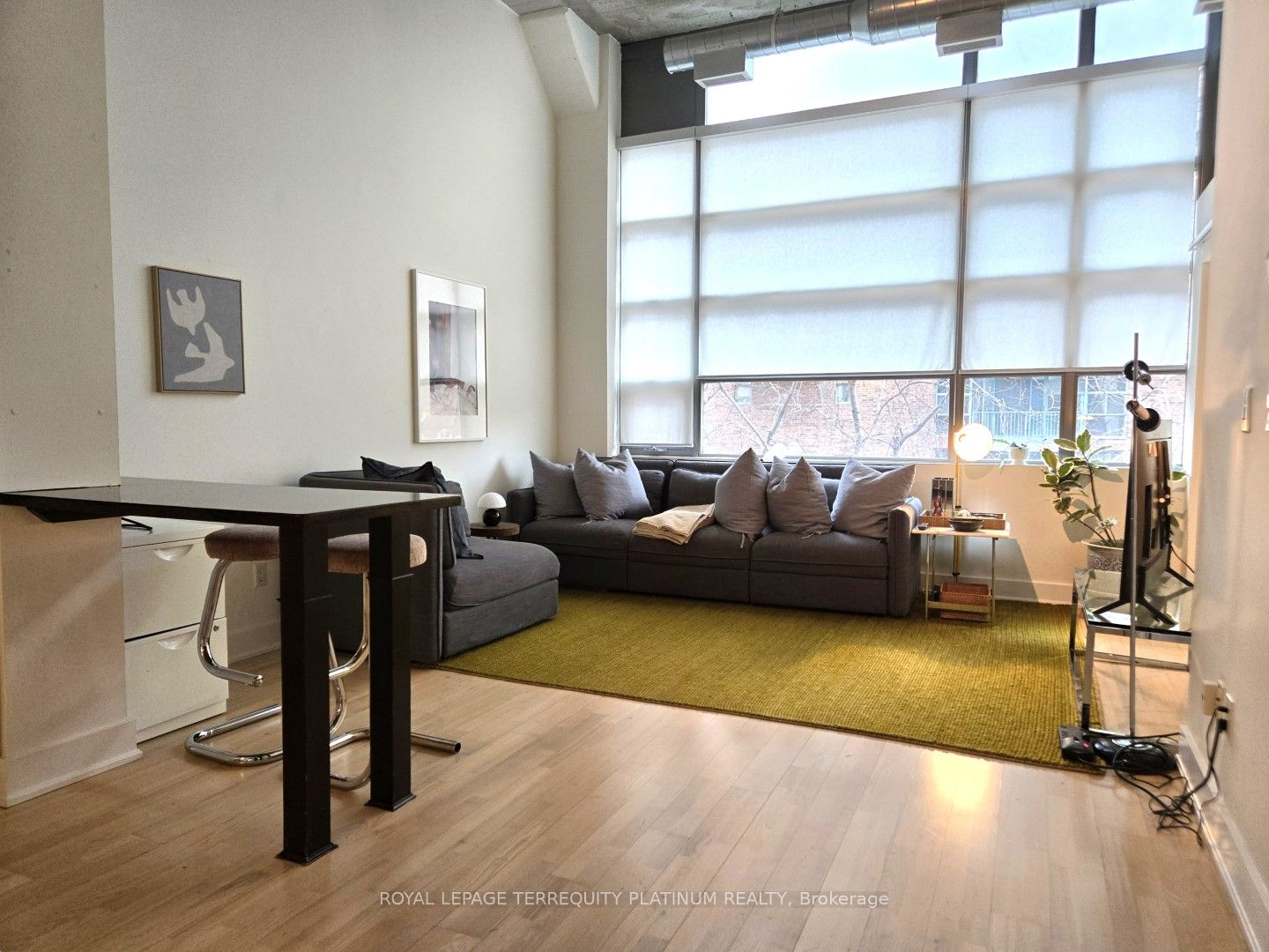 637 Lake Shore Boulevard W 221