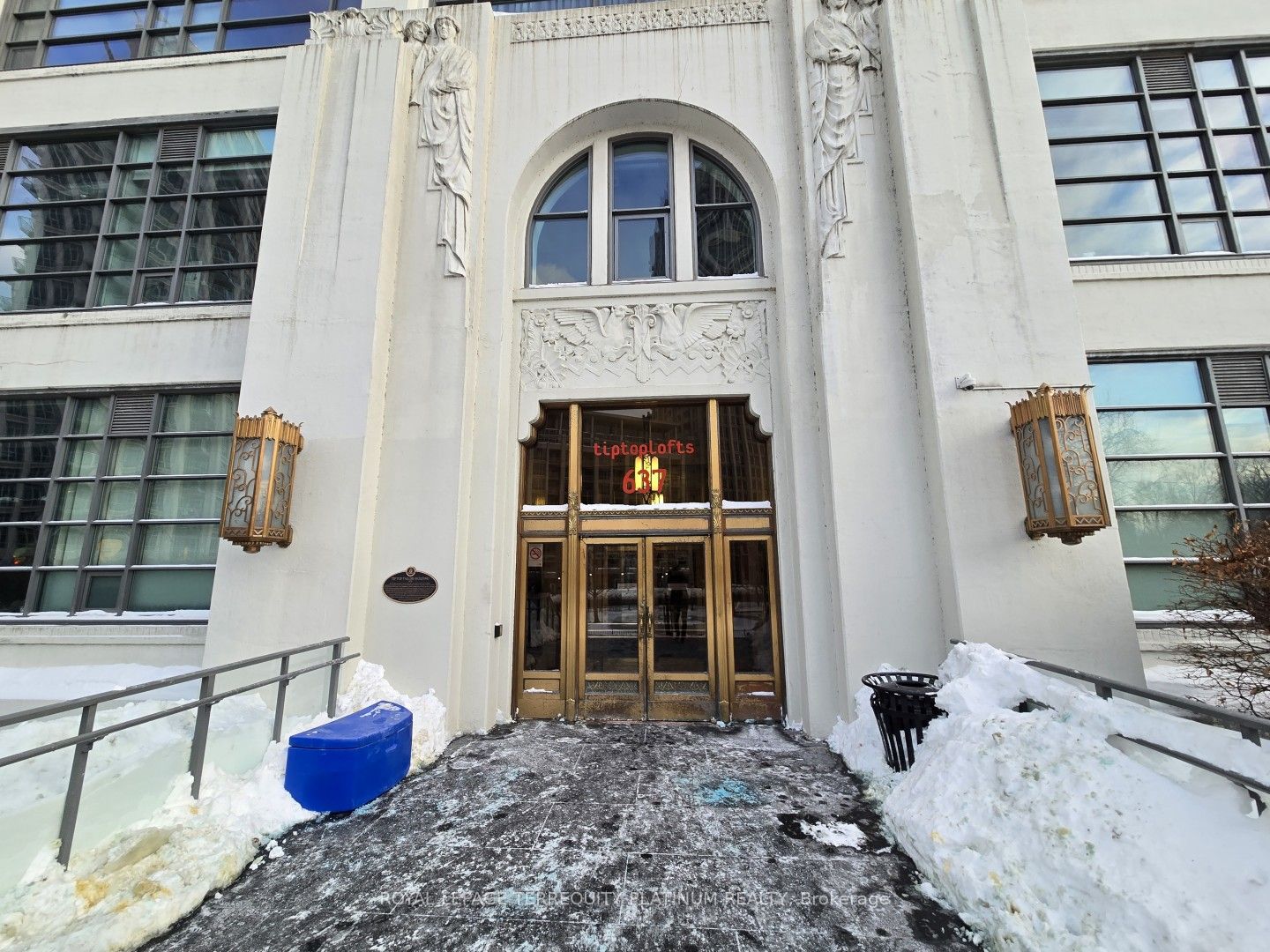 637 Lake Shore Boulevard W 221