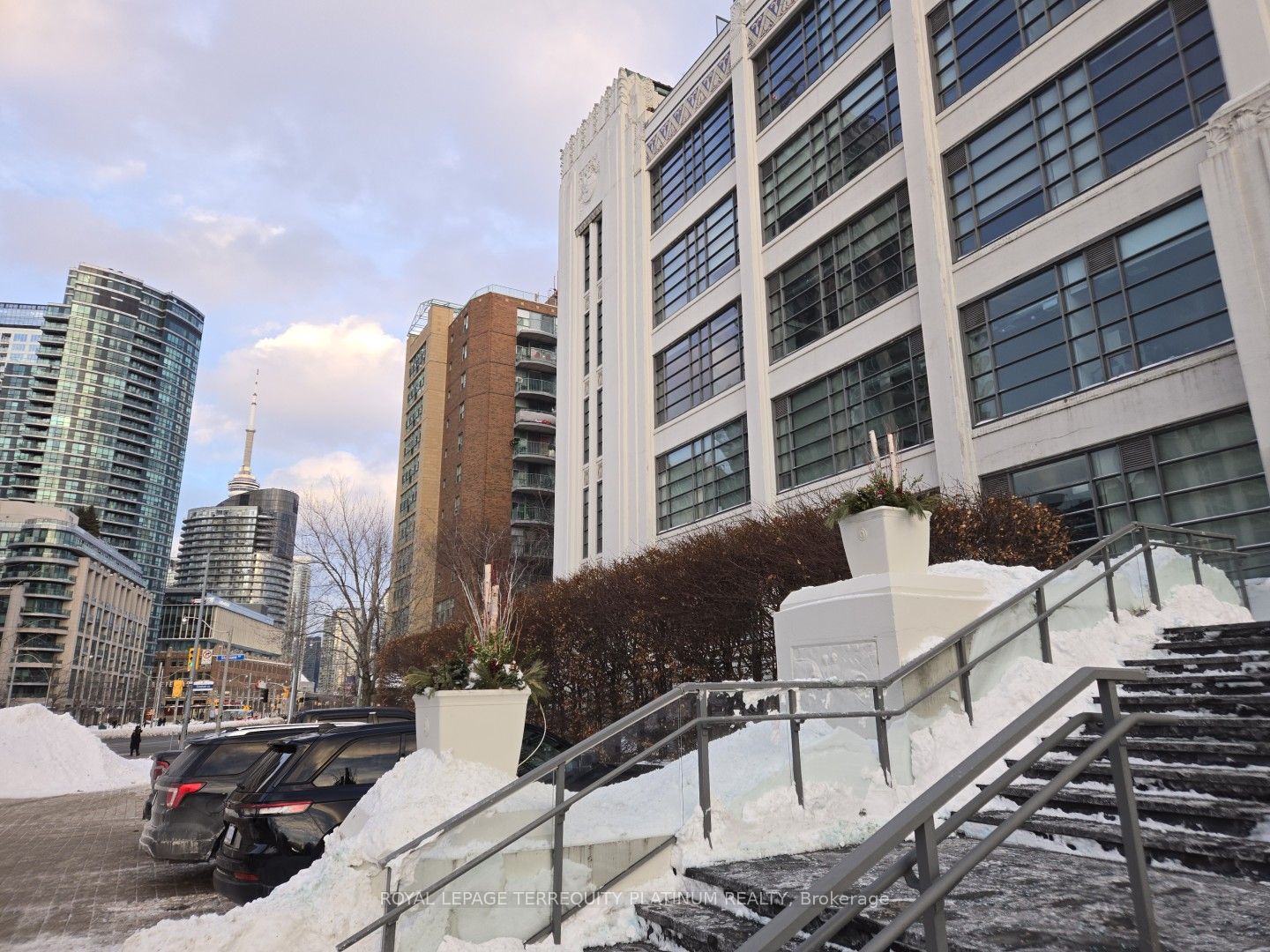 637 Lake Shore Boulevard W 221