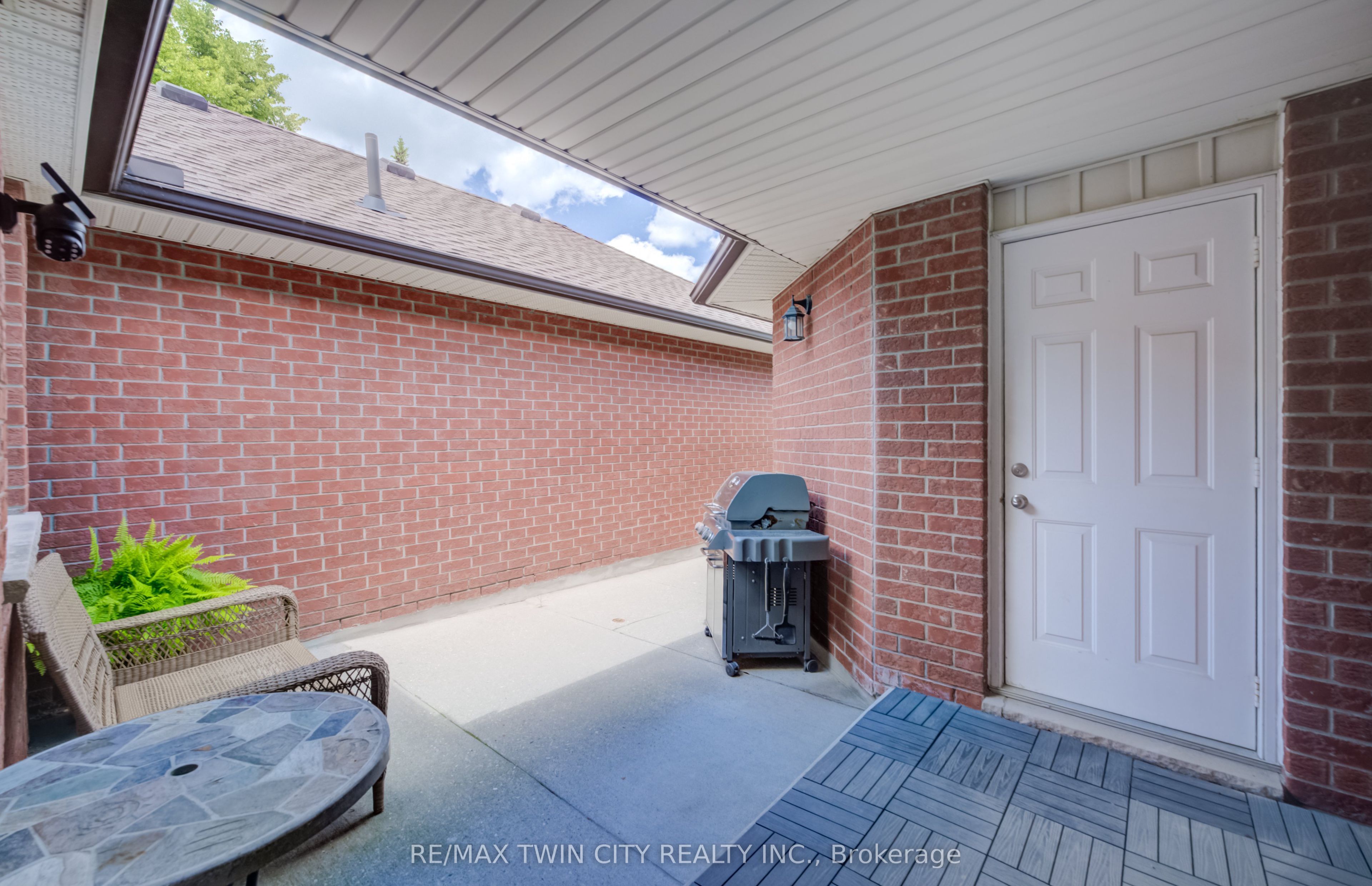 10 ISHERWOOD Avenue 18