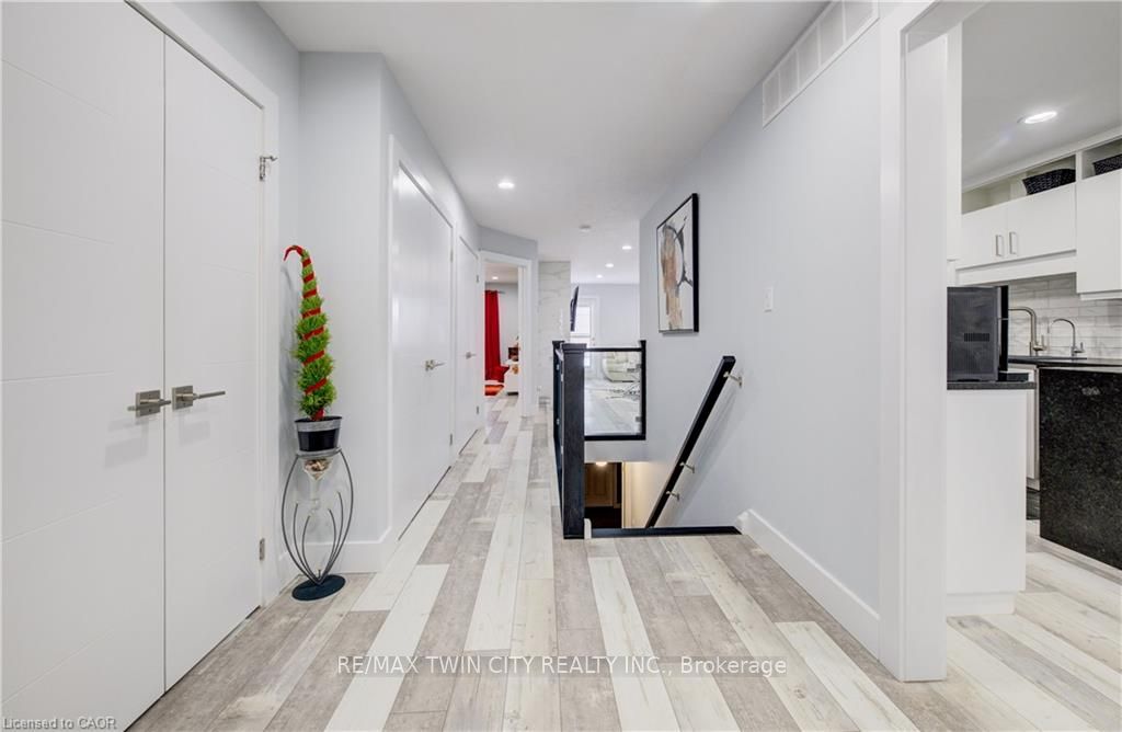 10 ISHERWOOD Avenue 18