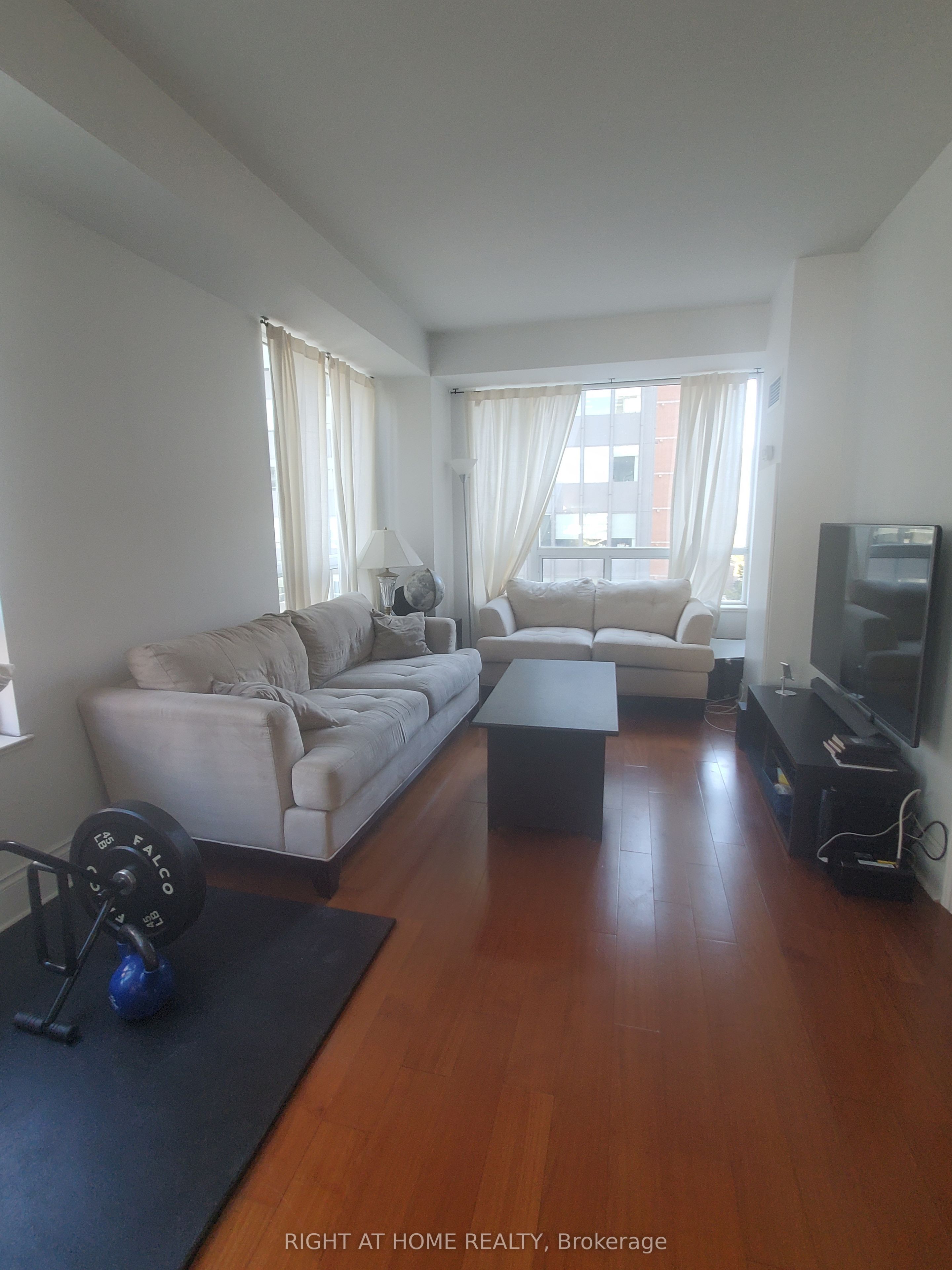 102 Bloor Street W 809