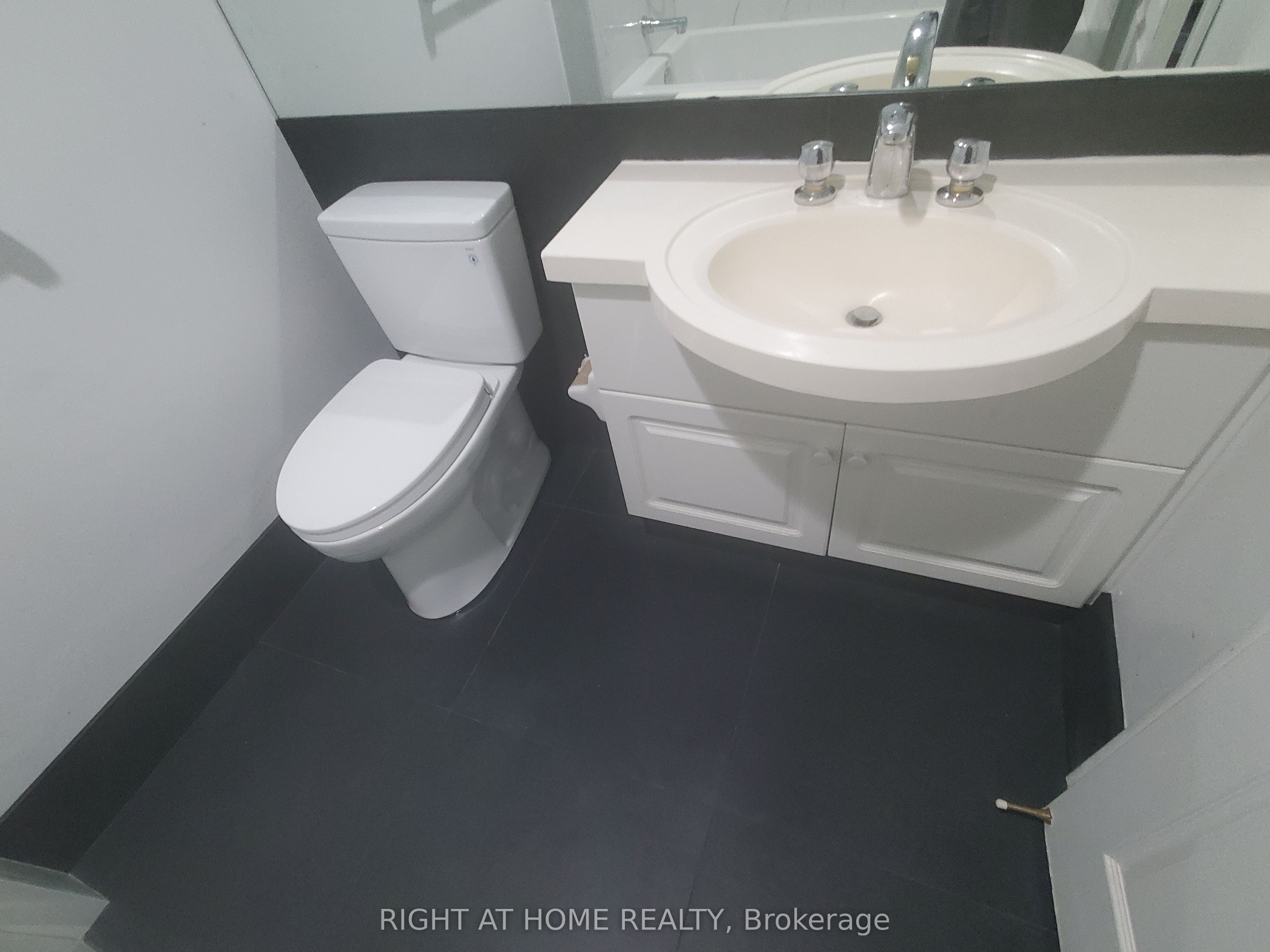 102 Bloor Street W 809