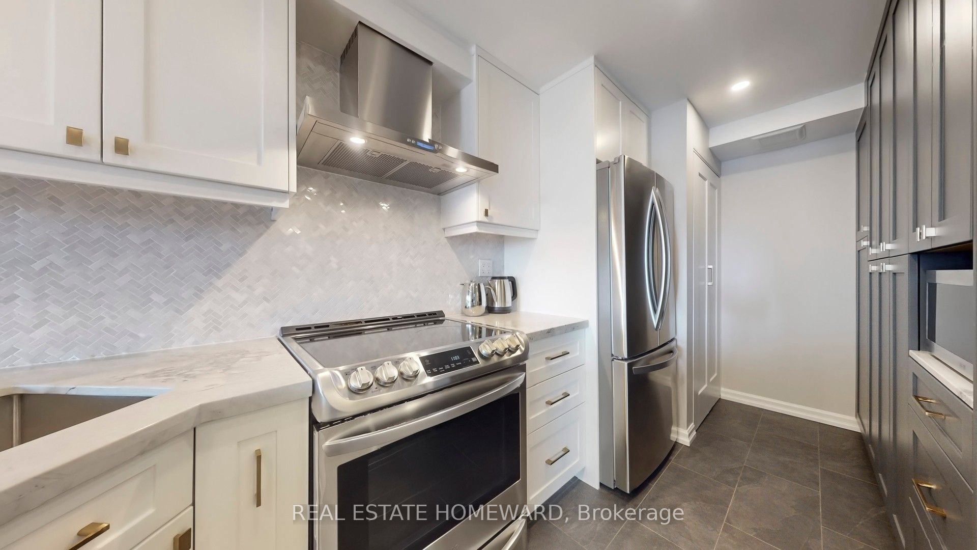 77 Maitland Place 920