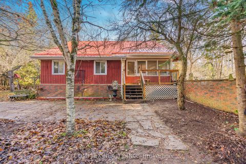 Photo of 222 Davis Drive, Uxbridge, ON L4A 7X4 (MLS # N12575248)