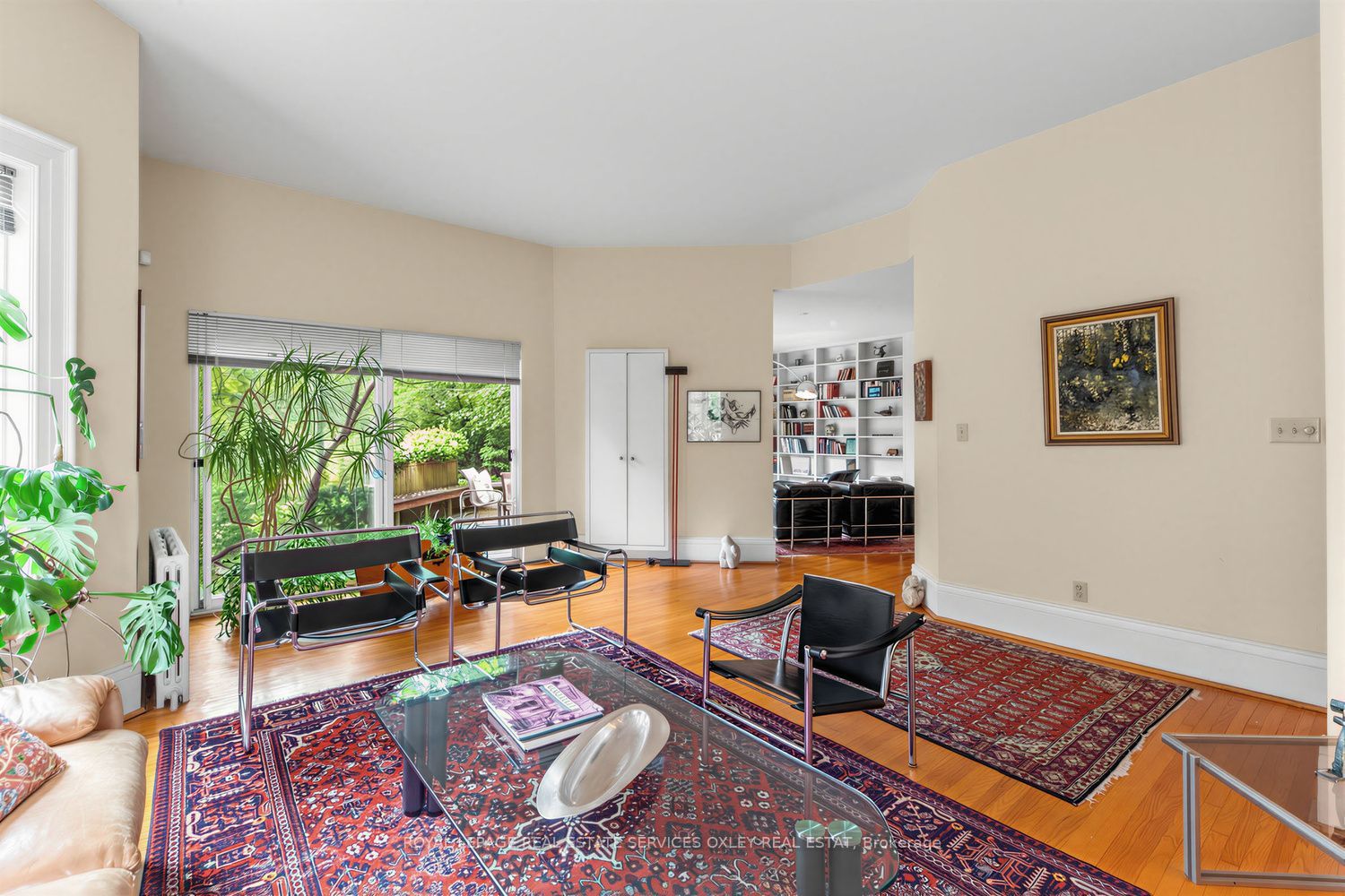 105 Roxborough Street E