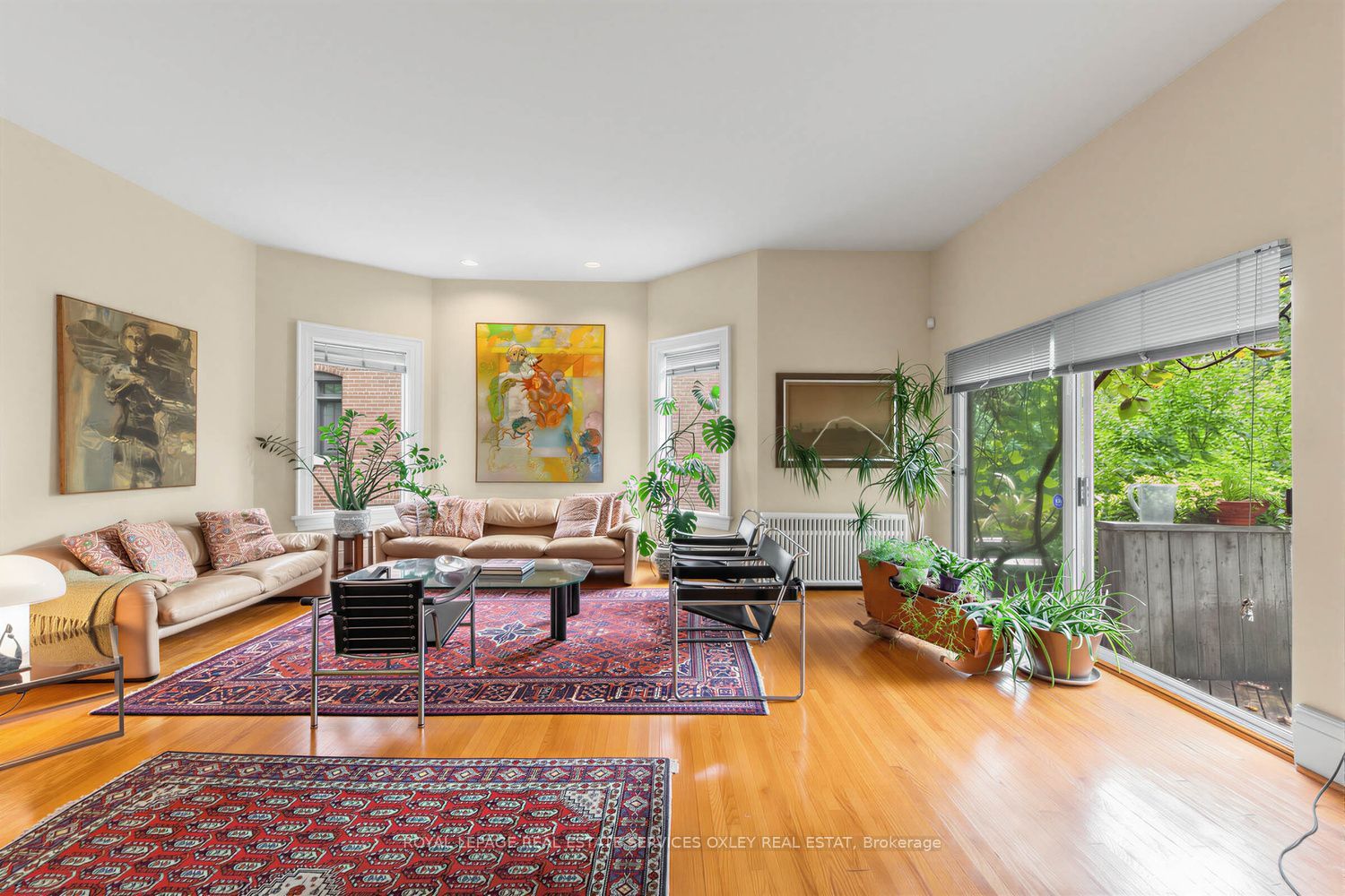 105 Roxborough Street E