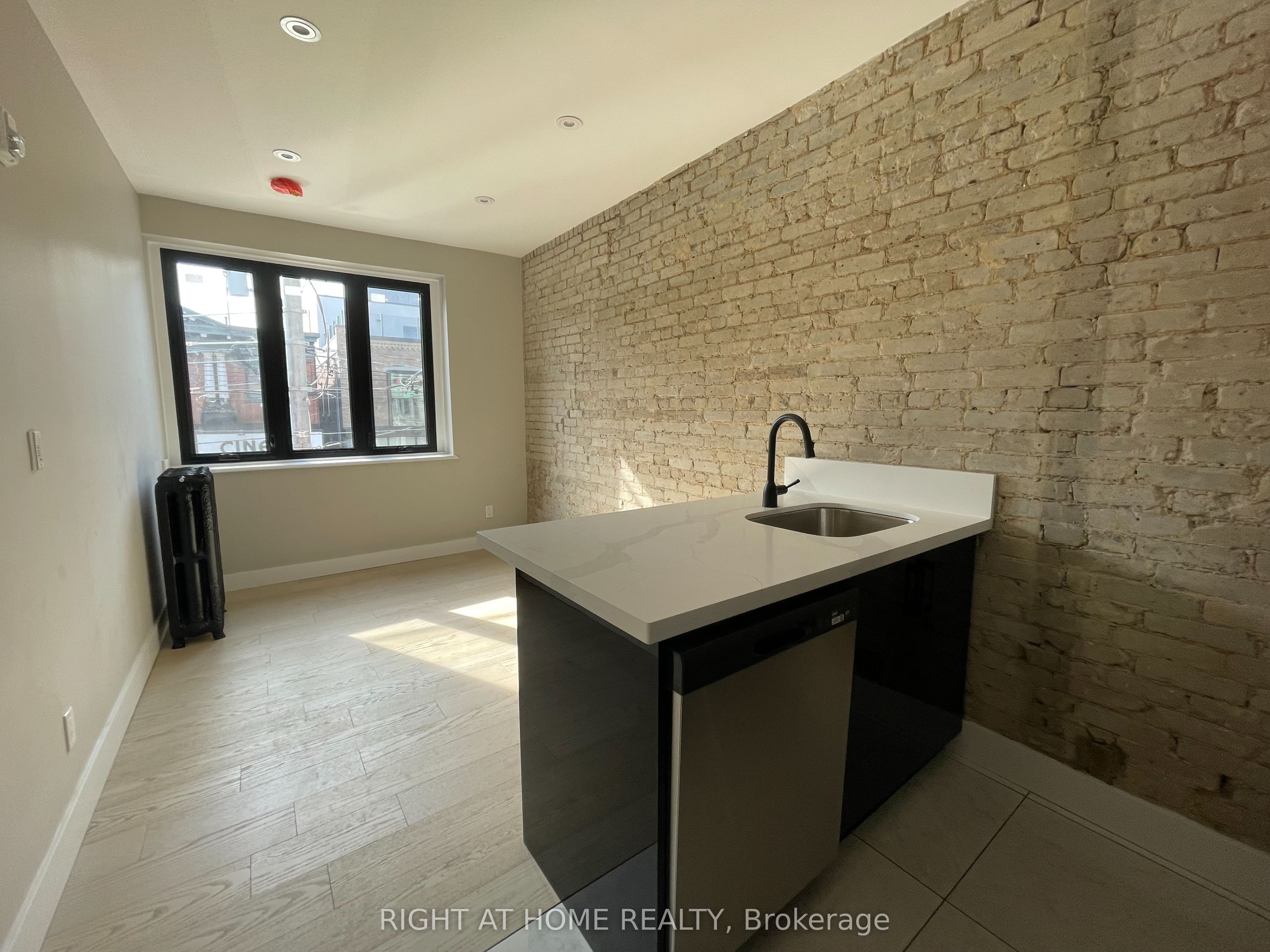 411 Roncesvalles Avenue 2A