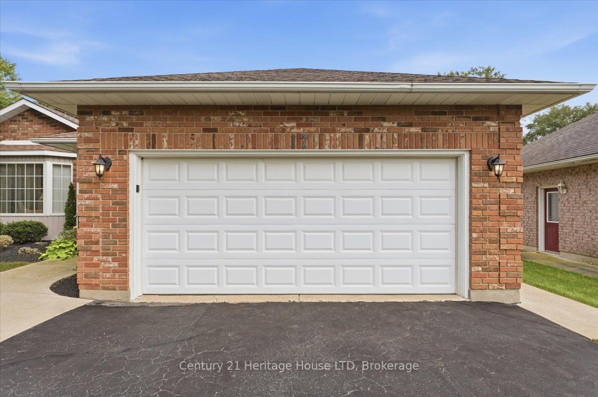 17 Oakridge Boulevard