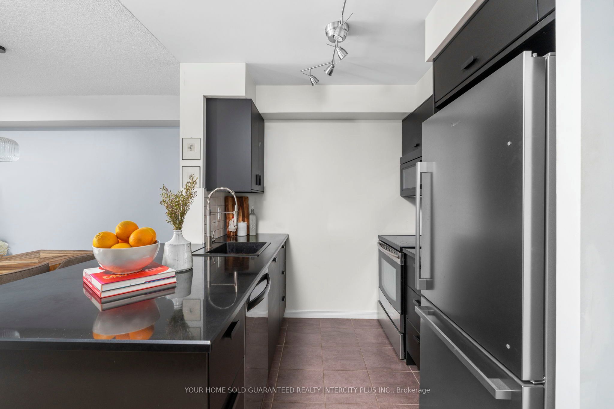 60 Heintzman Street 934