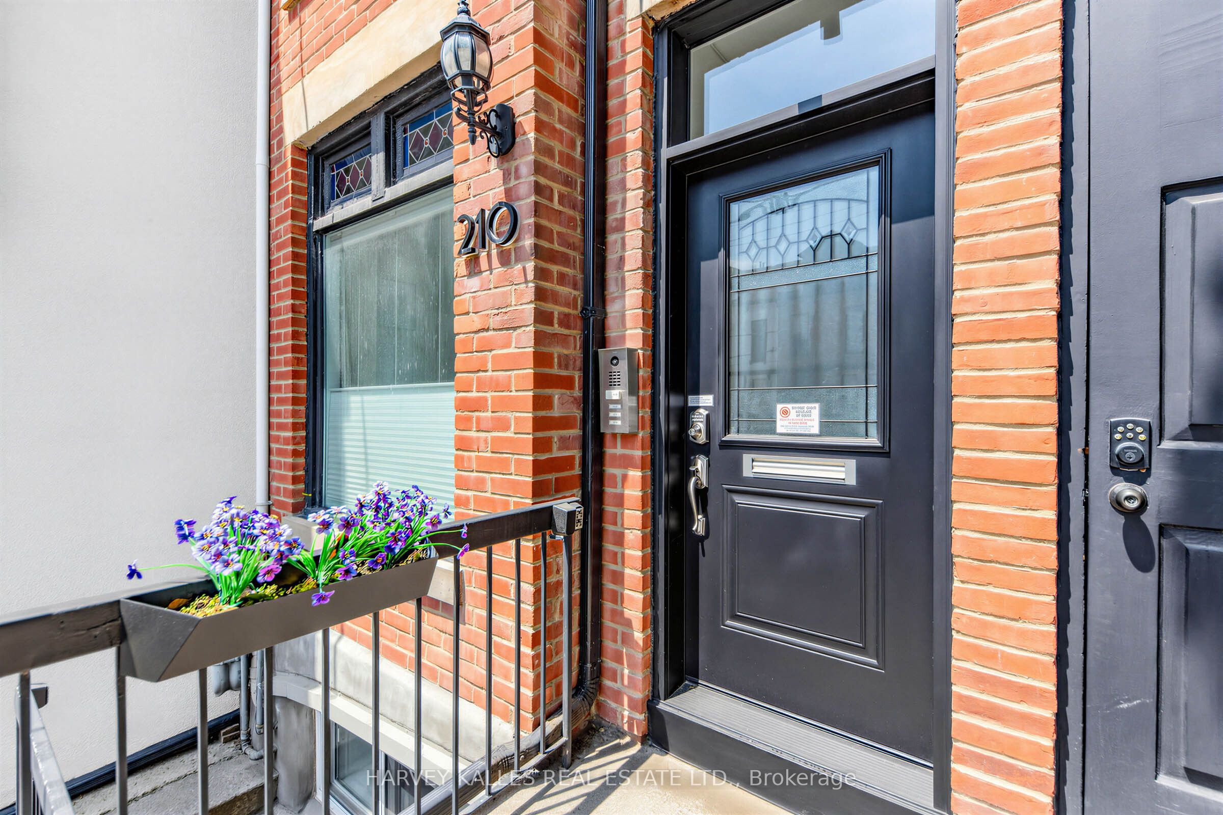 210 Gerrard Street E