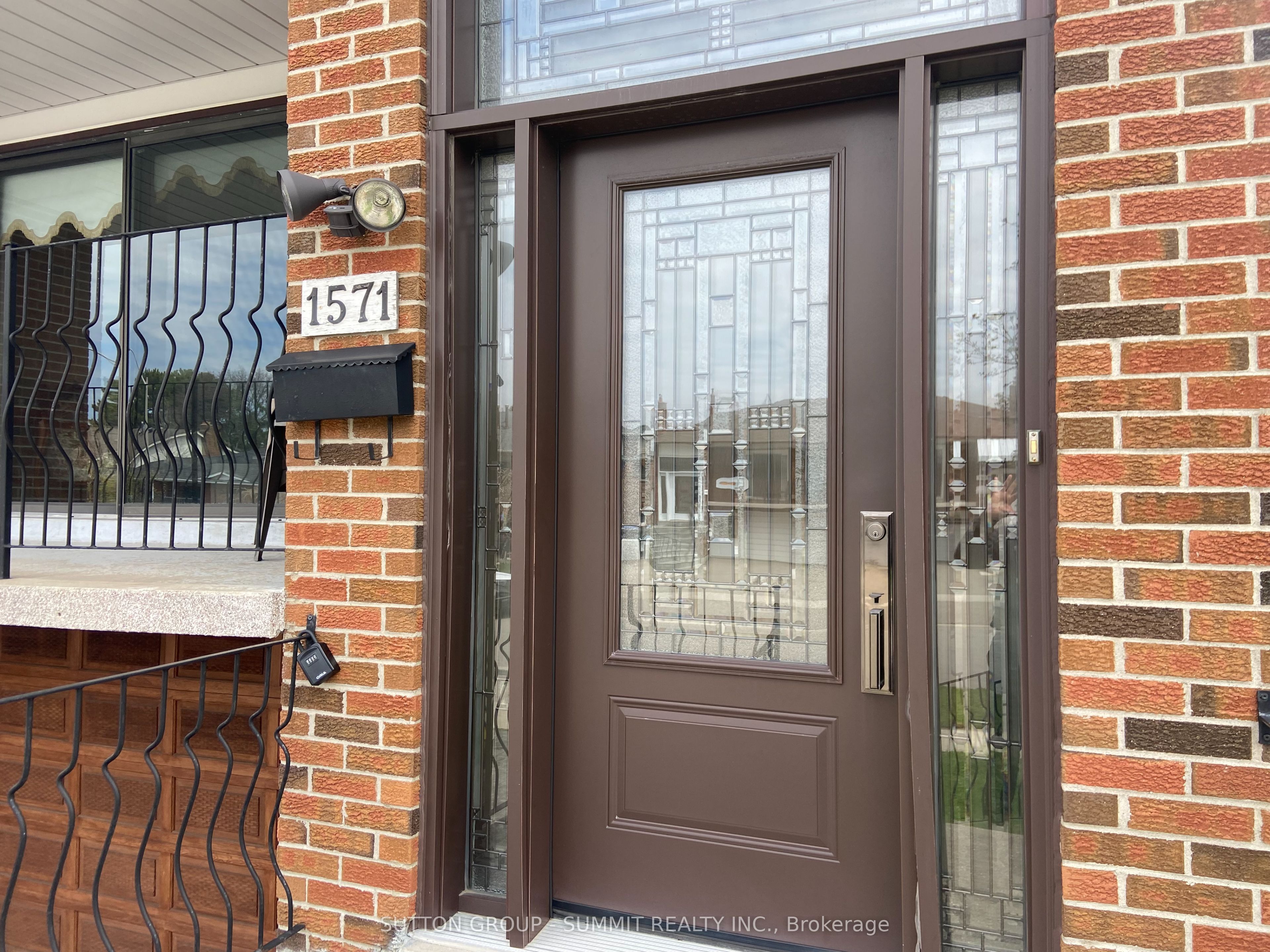1571 CORKSTONE Glade
