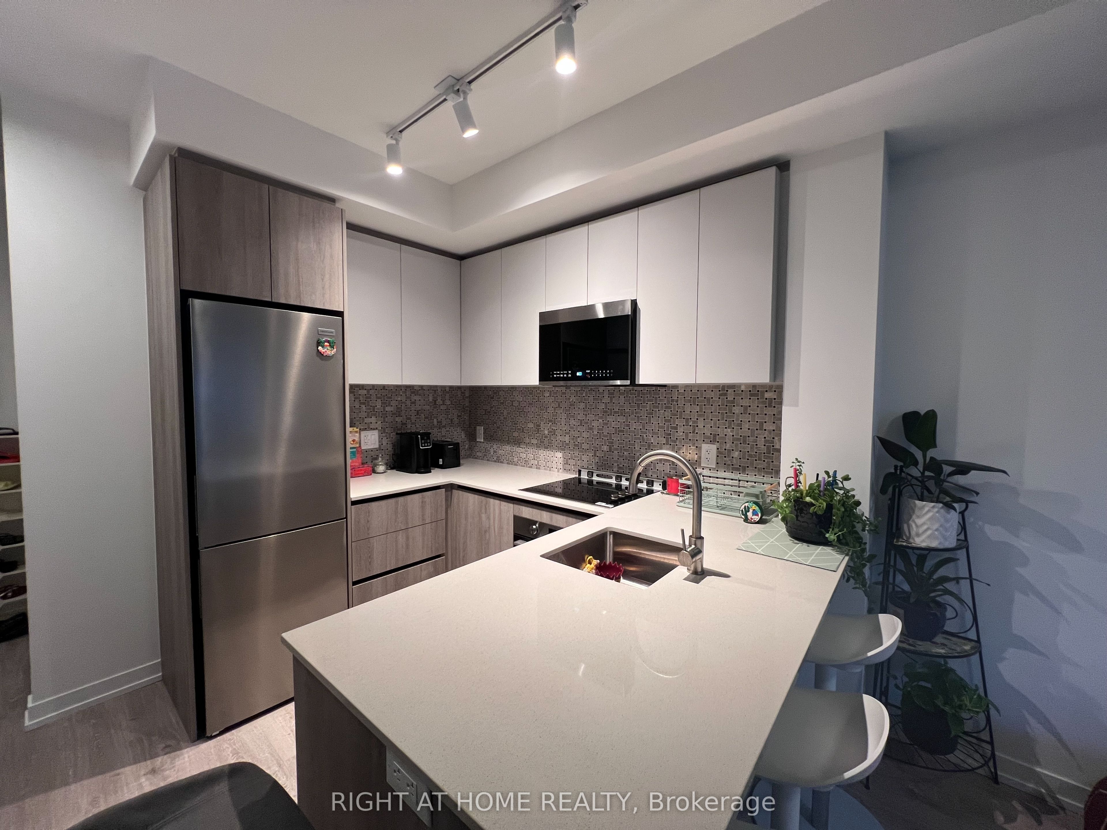 2485 Eglinton Avenue W 614