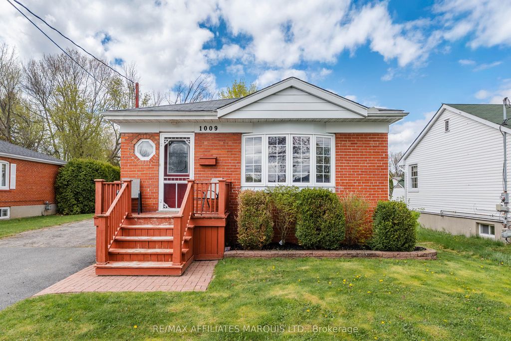 Photo of 1009 Leonard Avenue, Cornwall, ON K6J 1M1 (MLS # X13124400)