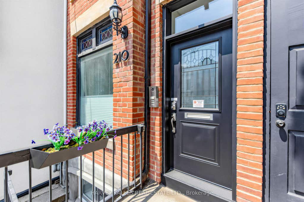 Photo of 210 Gerrard Street E, Toronto, ON M5A 2E6 (MLS # C13152204)