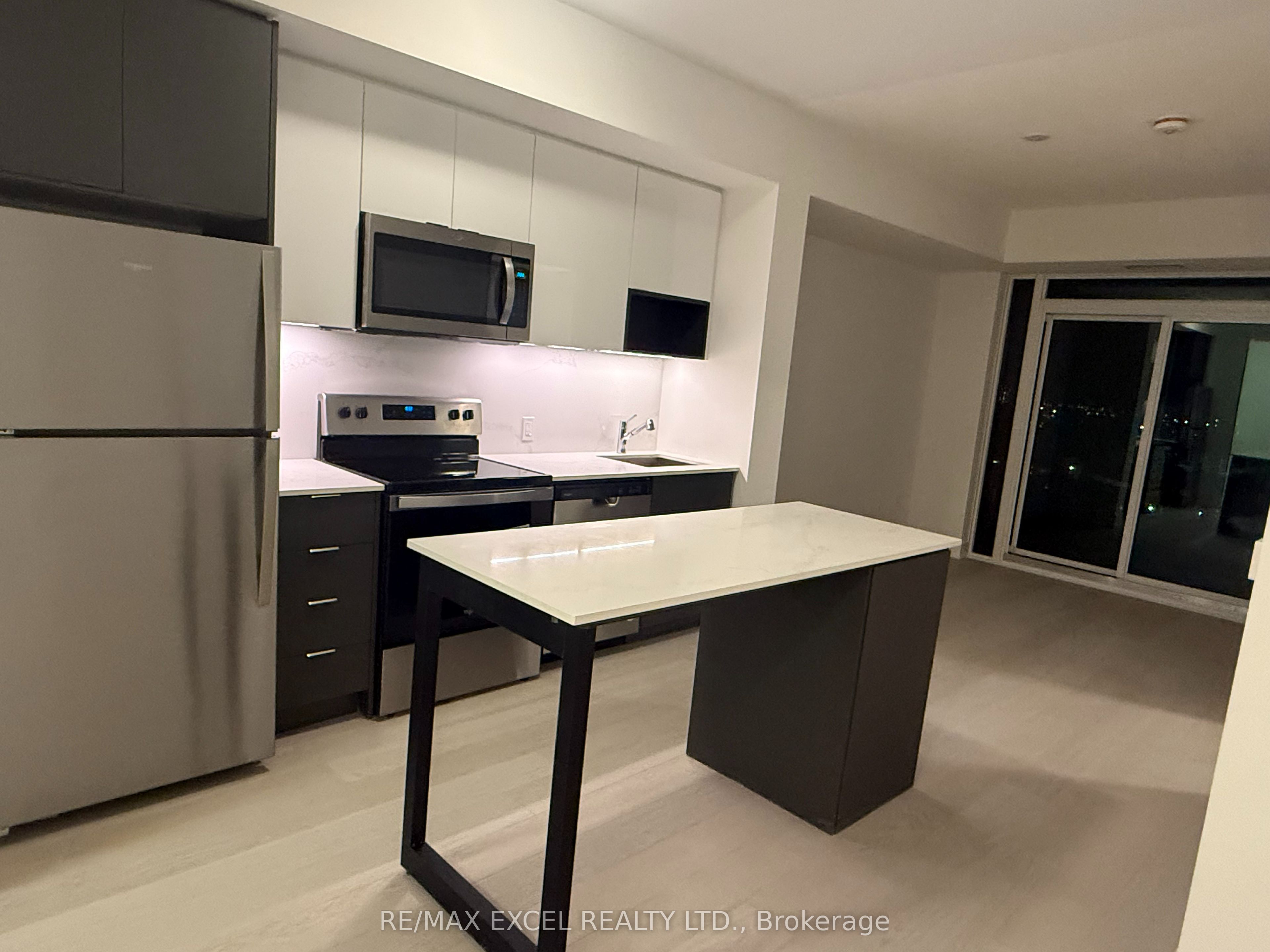 204 Burnhamthorpe Road E 1001