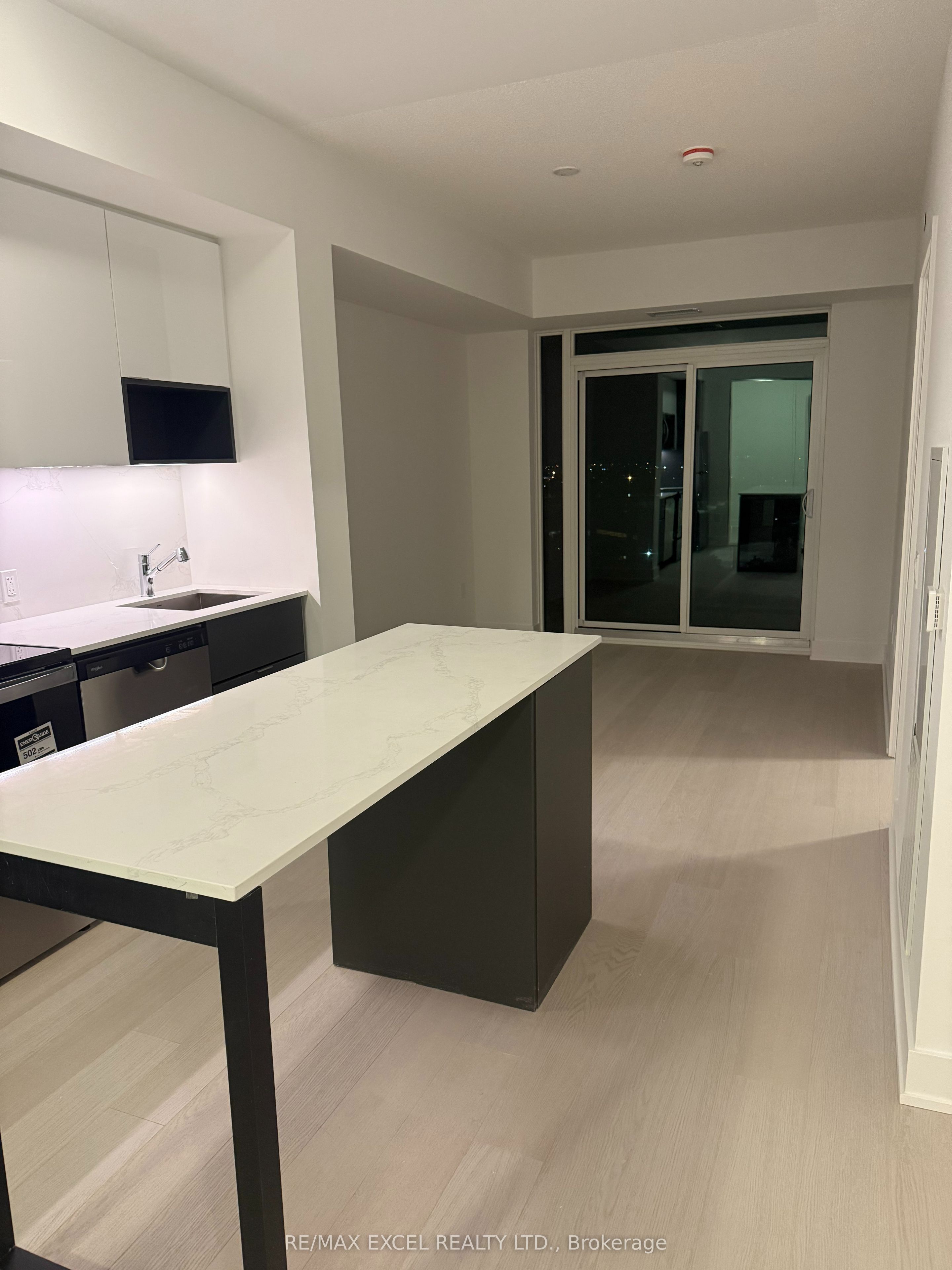 204 Burnhamthorpe Road E 1001