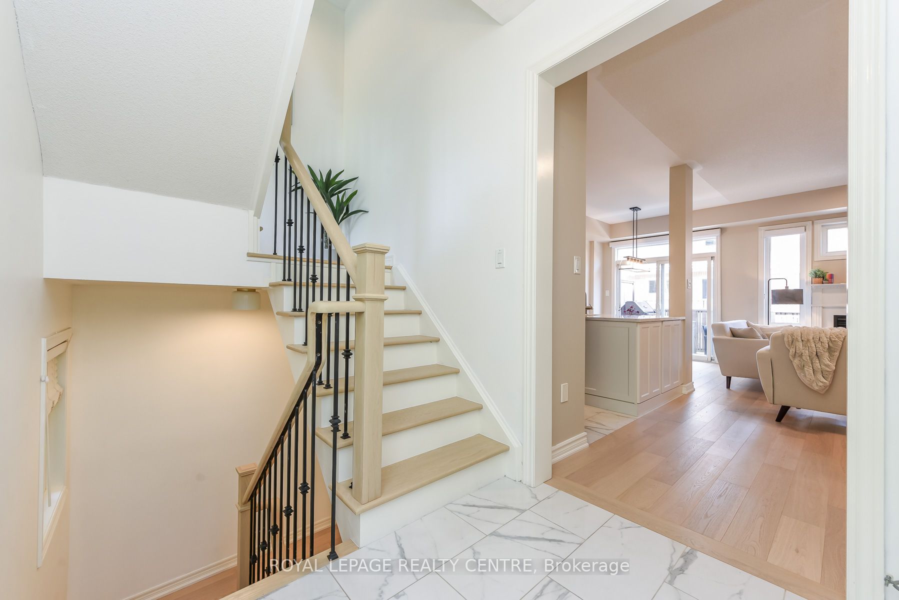 60 Rosewood Avenue 210