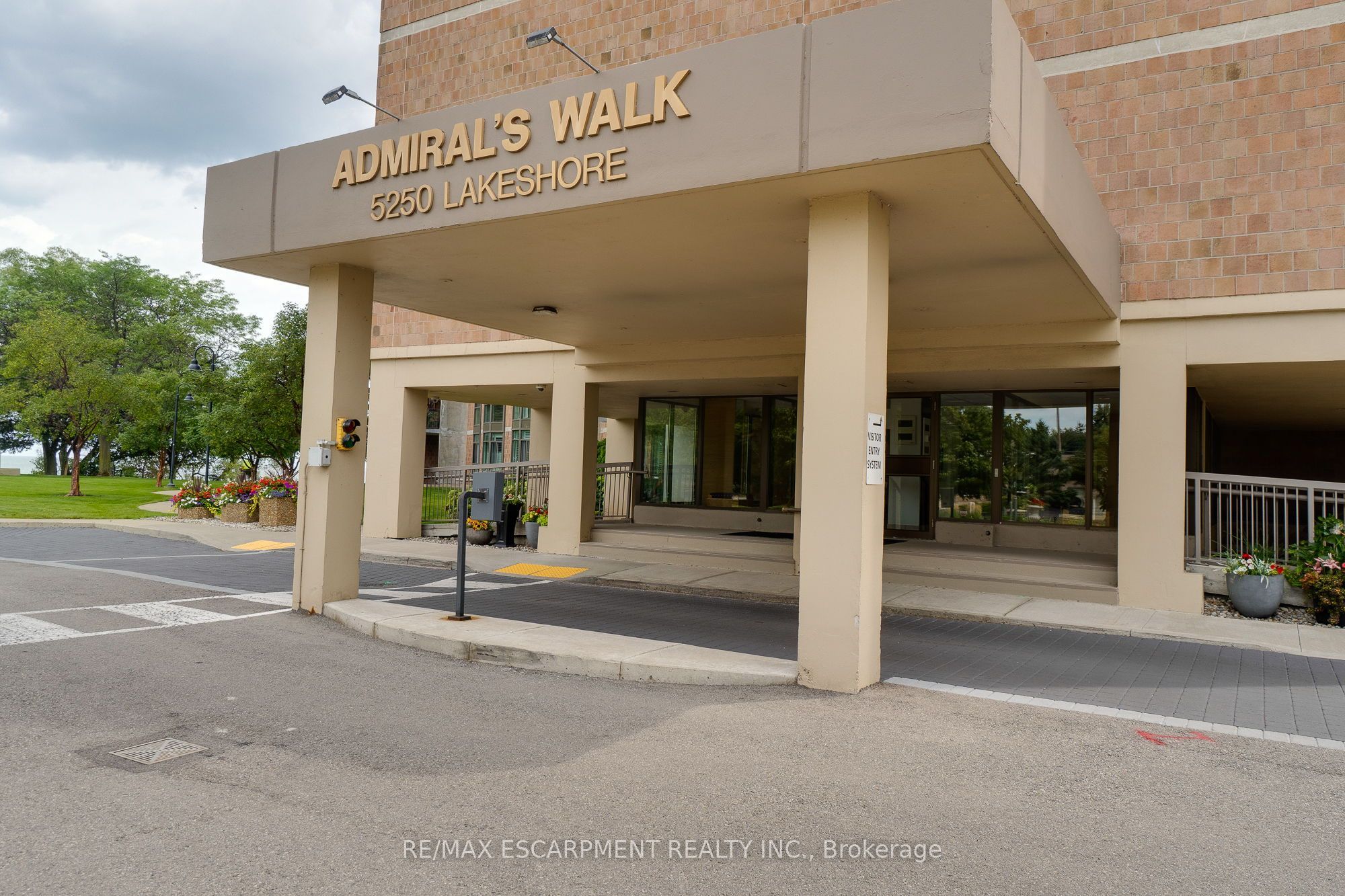 5250 Lakeshore Road 1207