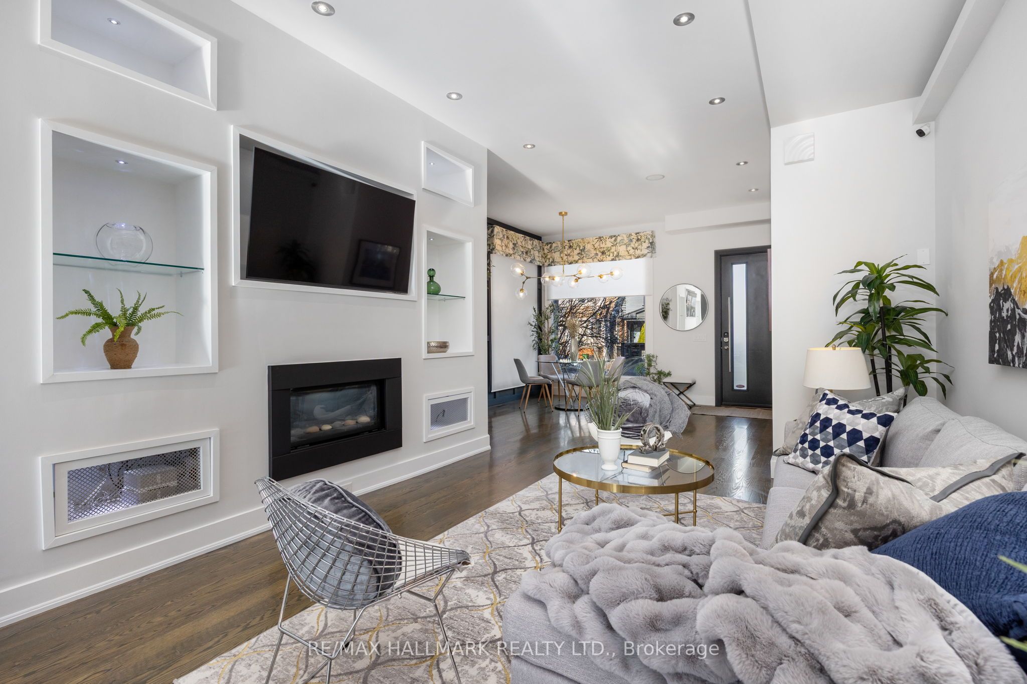 1549 Dundas Street E