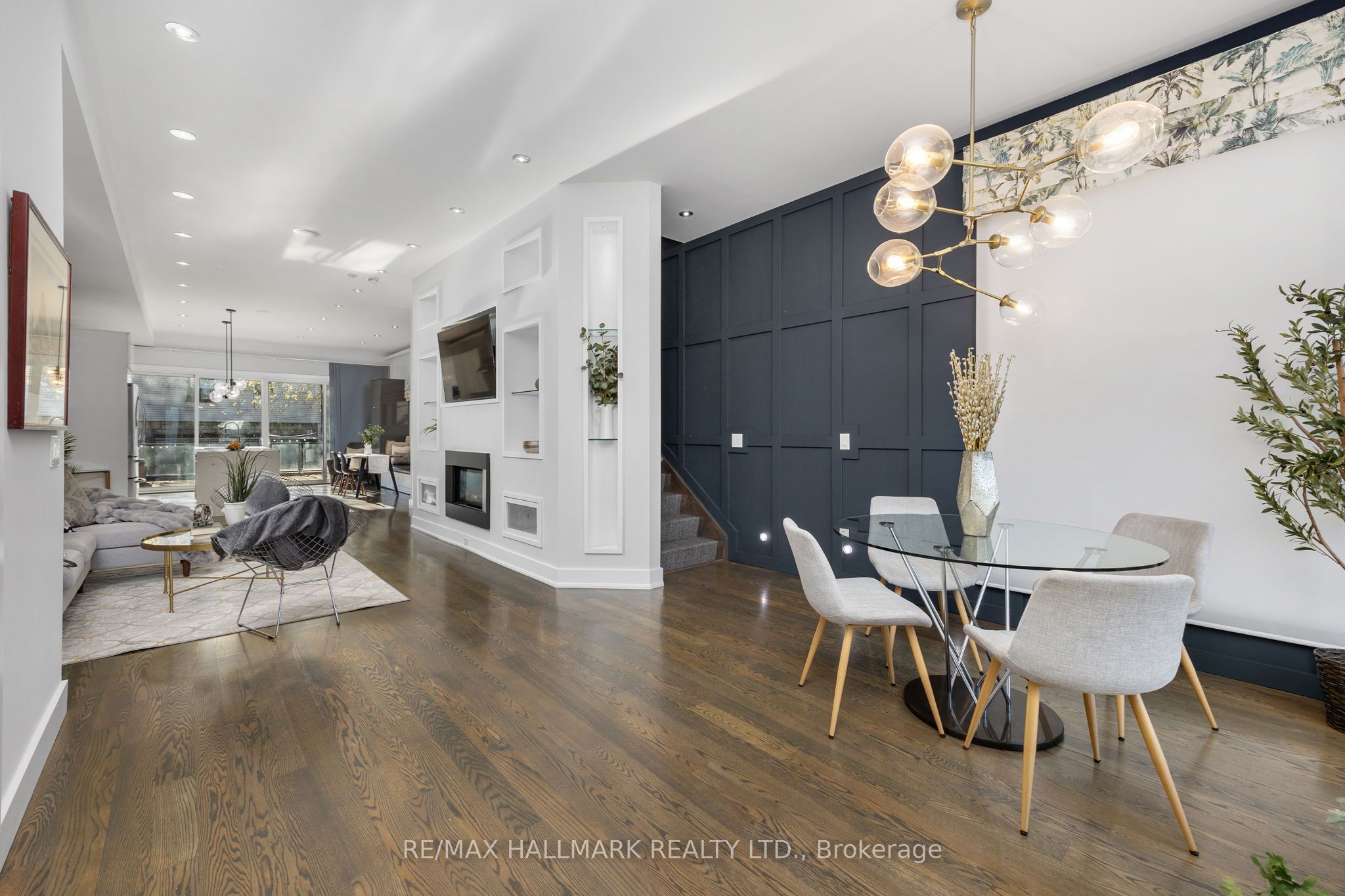 1549 Dundas Street E