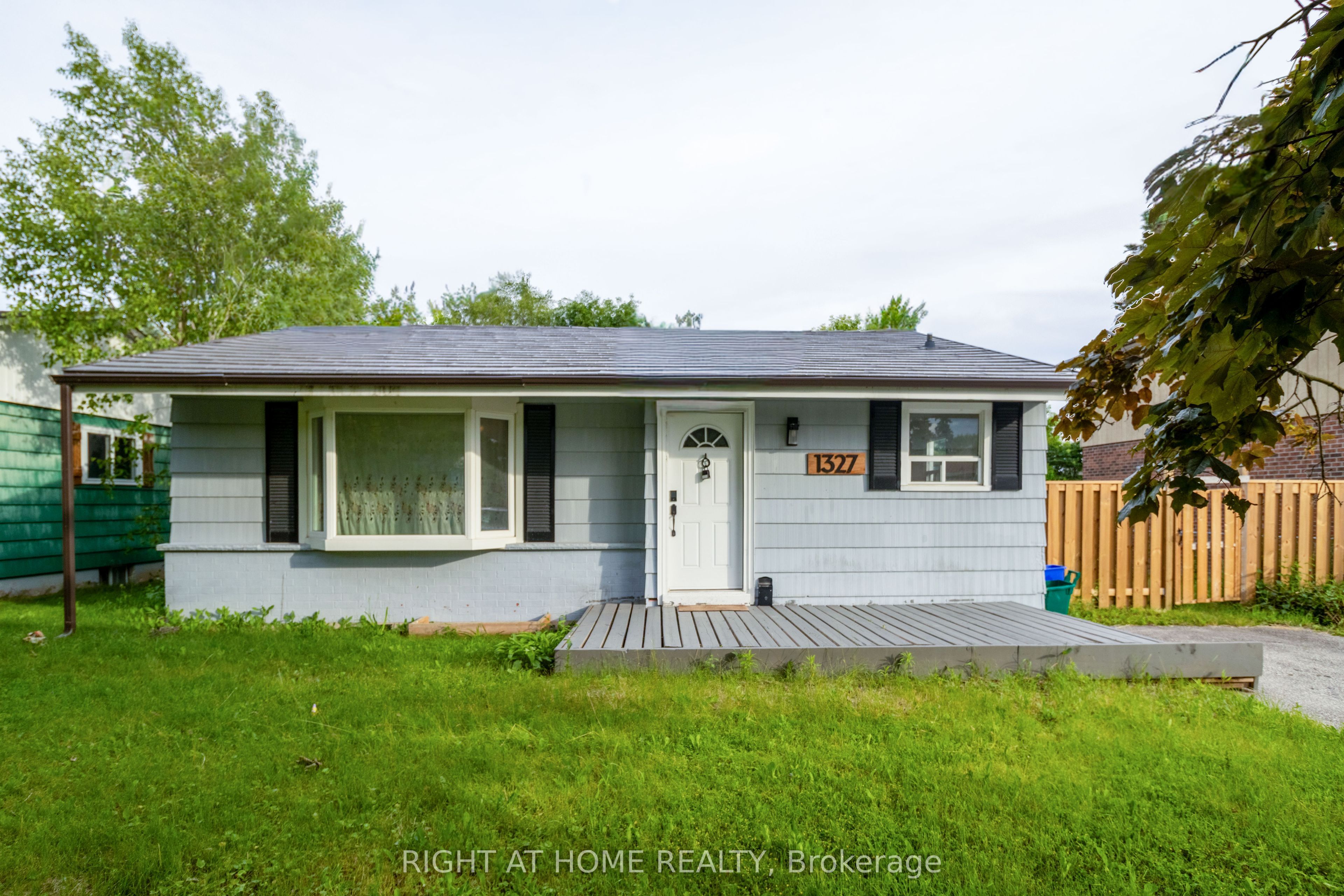 Photo 1 of 29 — 1327 Commerce Street, Pickering, ON L1W 1E1