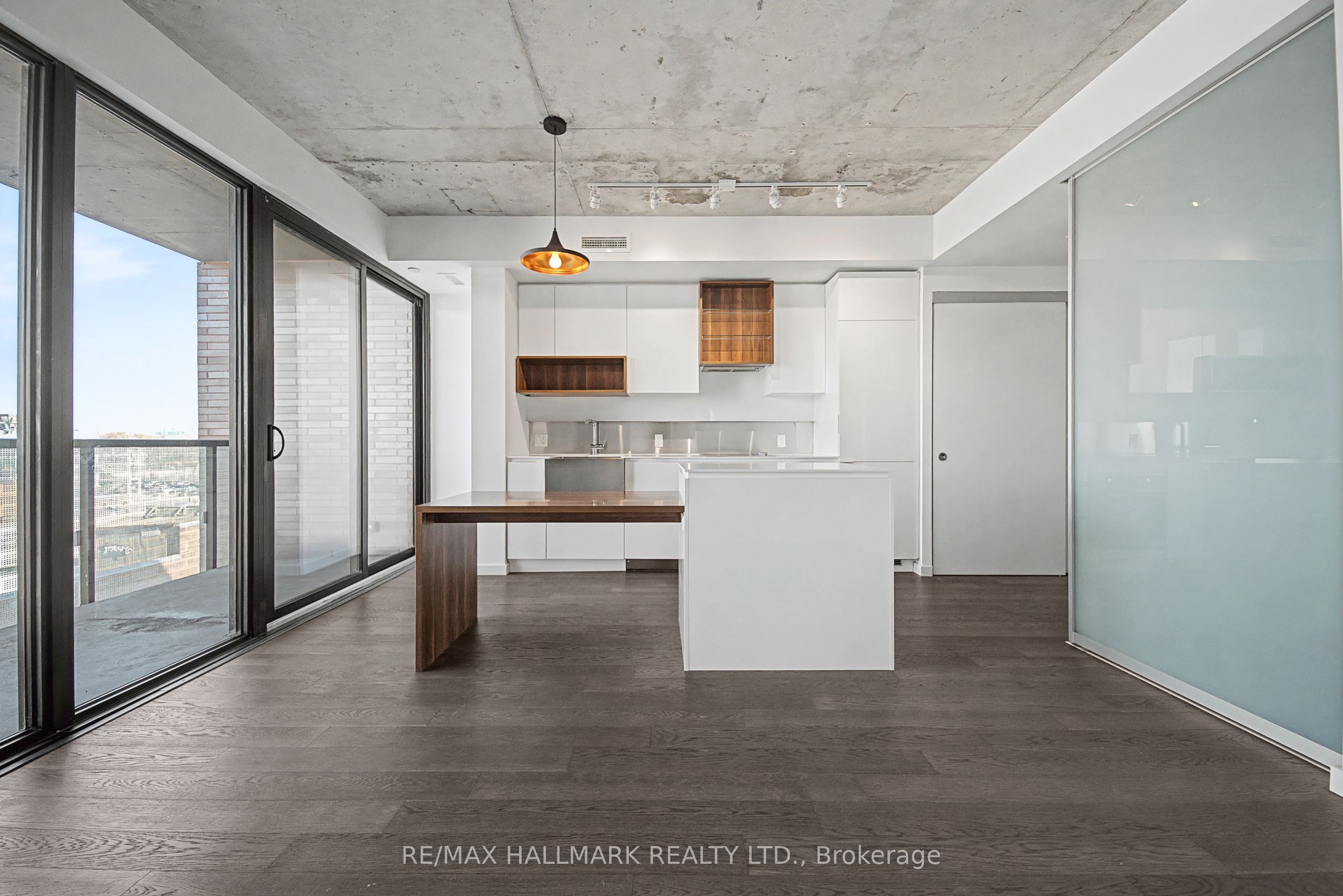 383 Sorauren Avenue 609