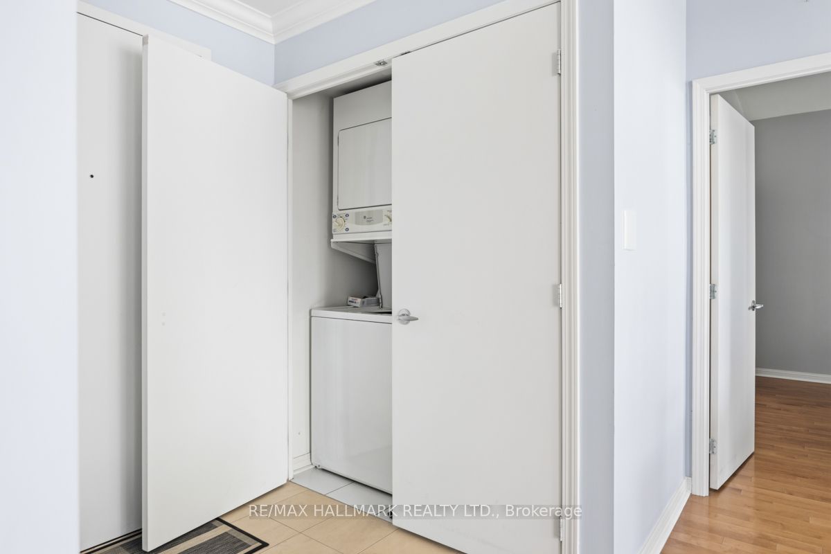 228 Queens Quay W 2707