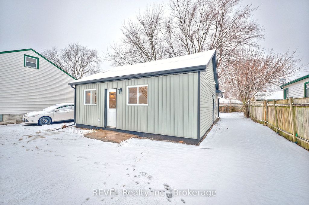 Photo of 406 Hennepin Avenue, Welland, ON L3B 4T5 (MLS # X12649230)