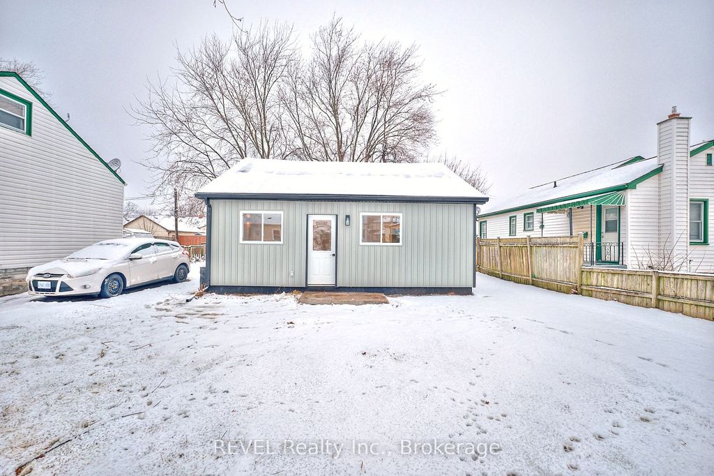 Photo of 406 Hennepin Avenue, Welland, ON L3B 4T5 (MLS # X12649230)