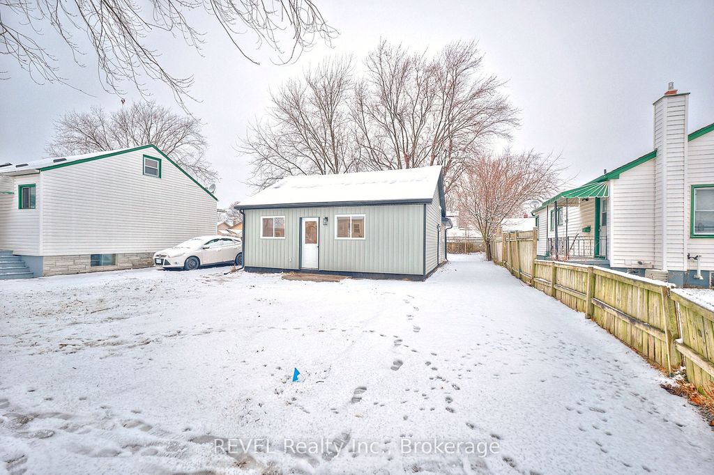 Photo of 406 Hennepin Avenue, Welland, ON L3B 4T5 (MLS # X12649230)