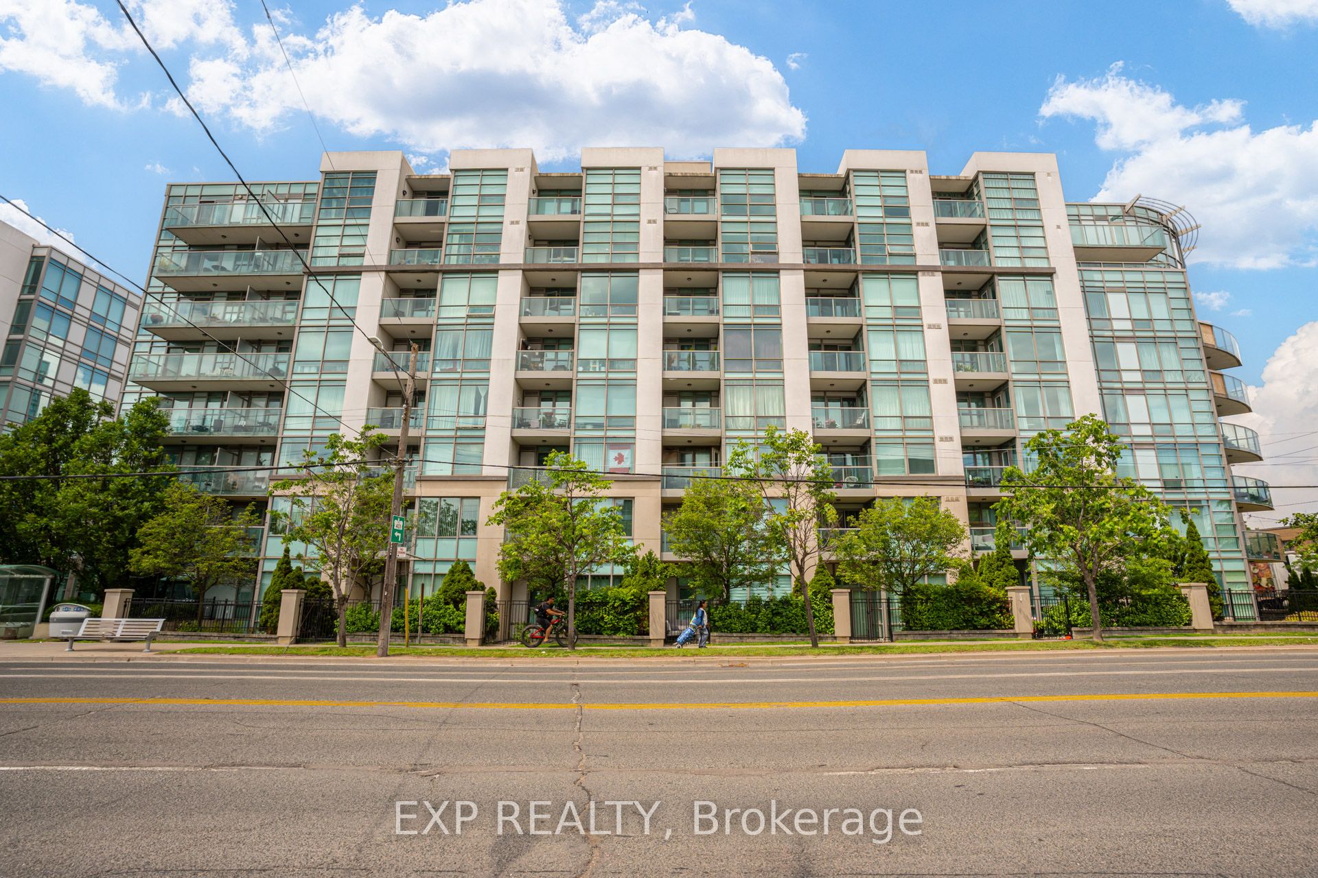 Photo 1 of 27 — 3840 Bathurst Street 506, Toronto, ON M3H 6C6