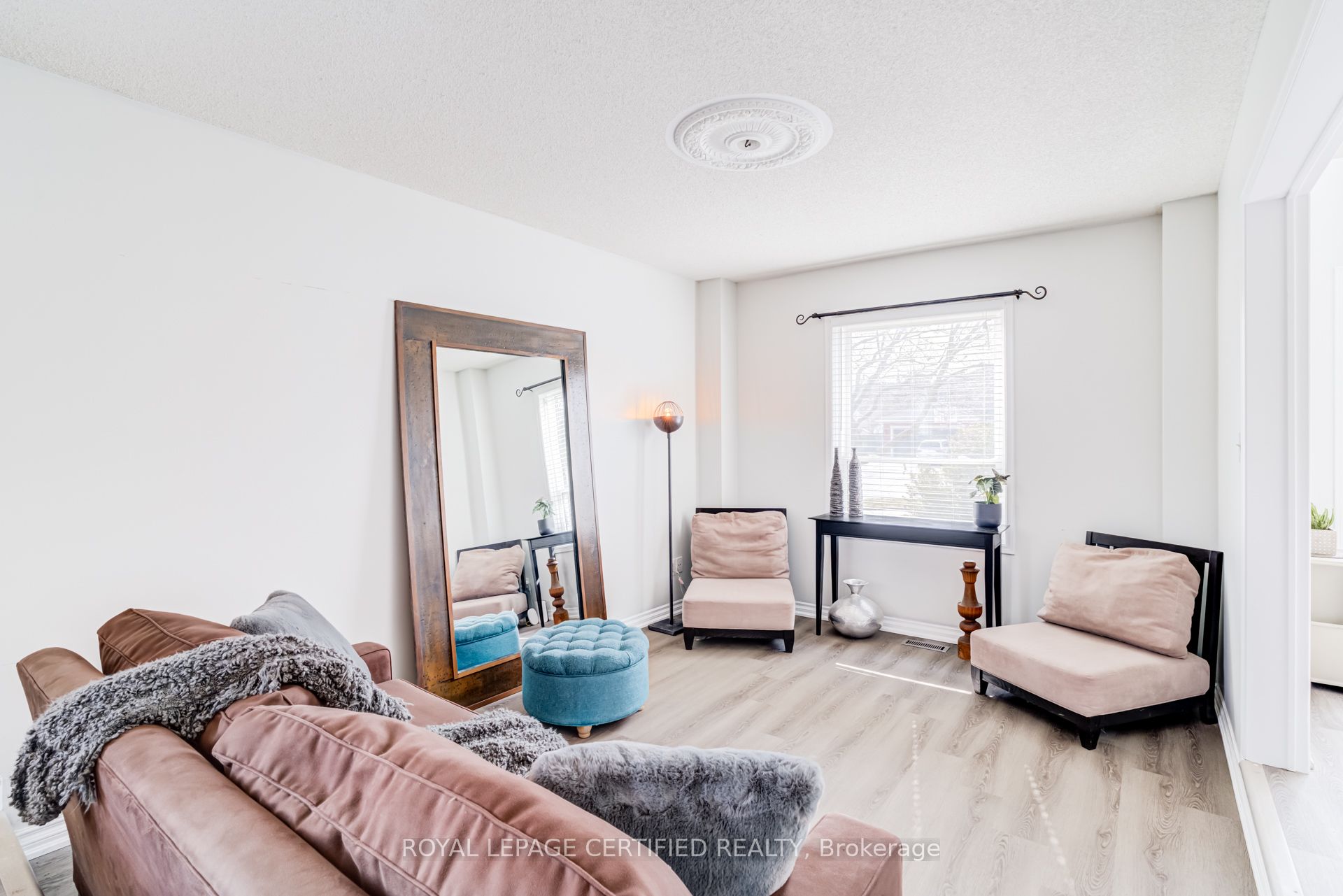 2197 Oakridge Crescent