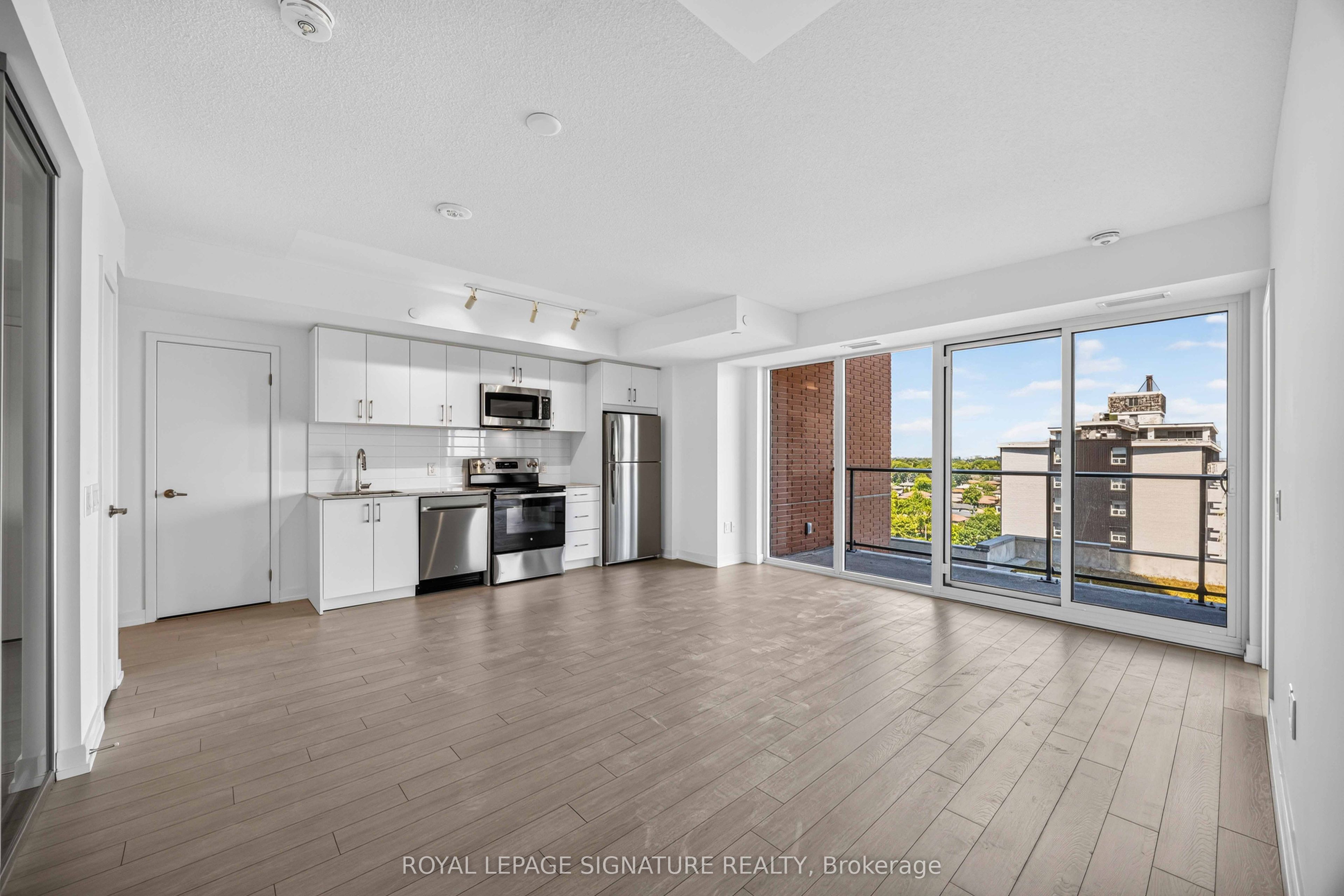 4010 Eglinton Avenue W 1021