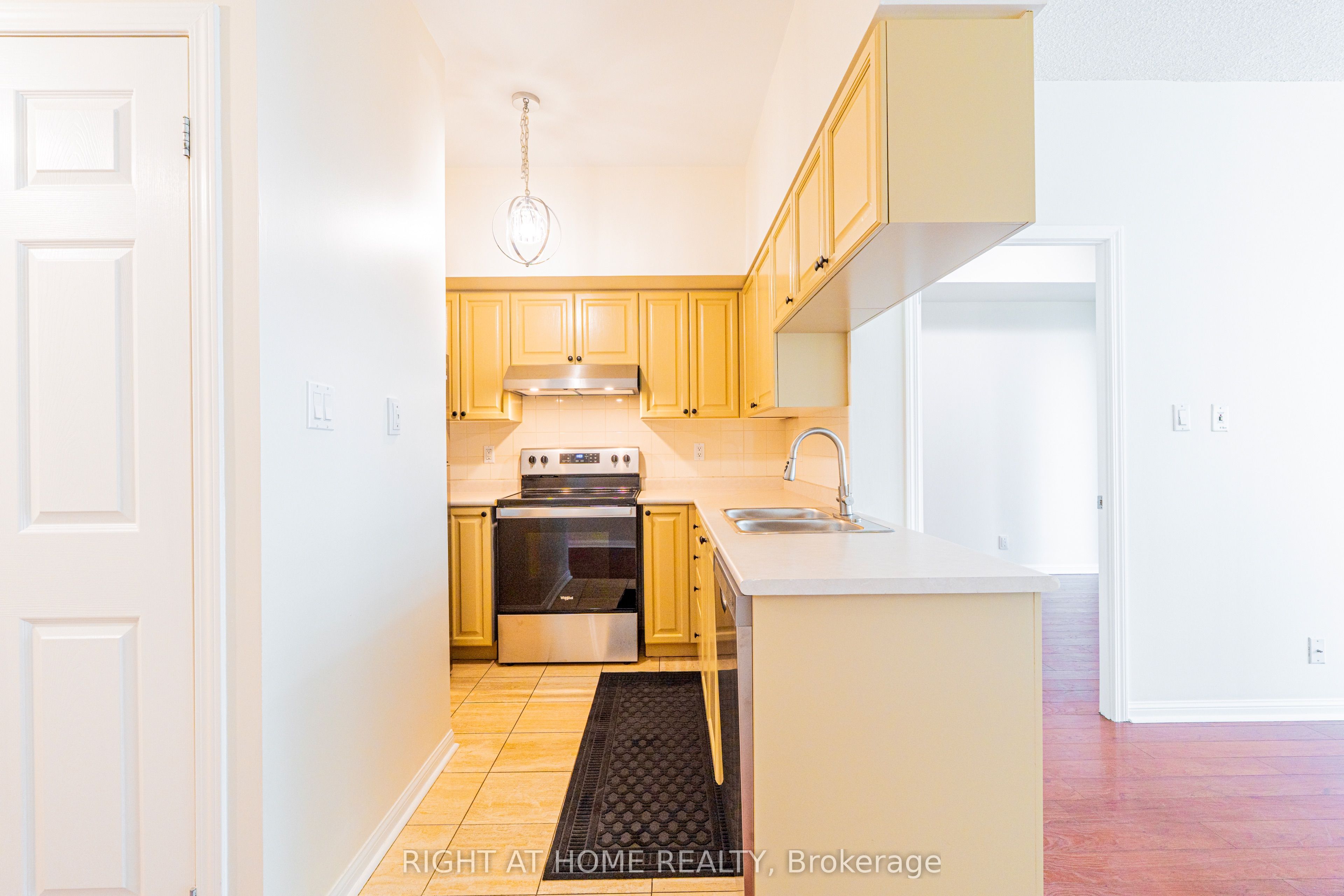 230 Queens Quay W 918