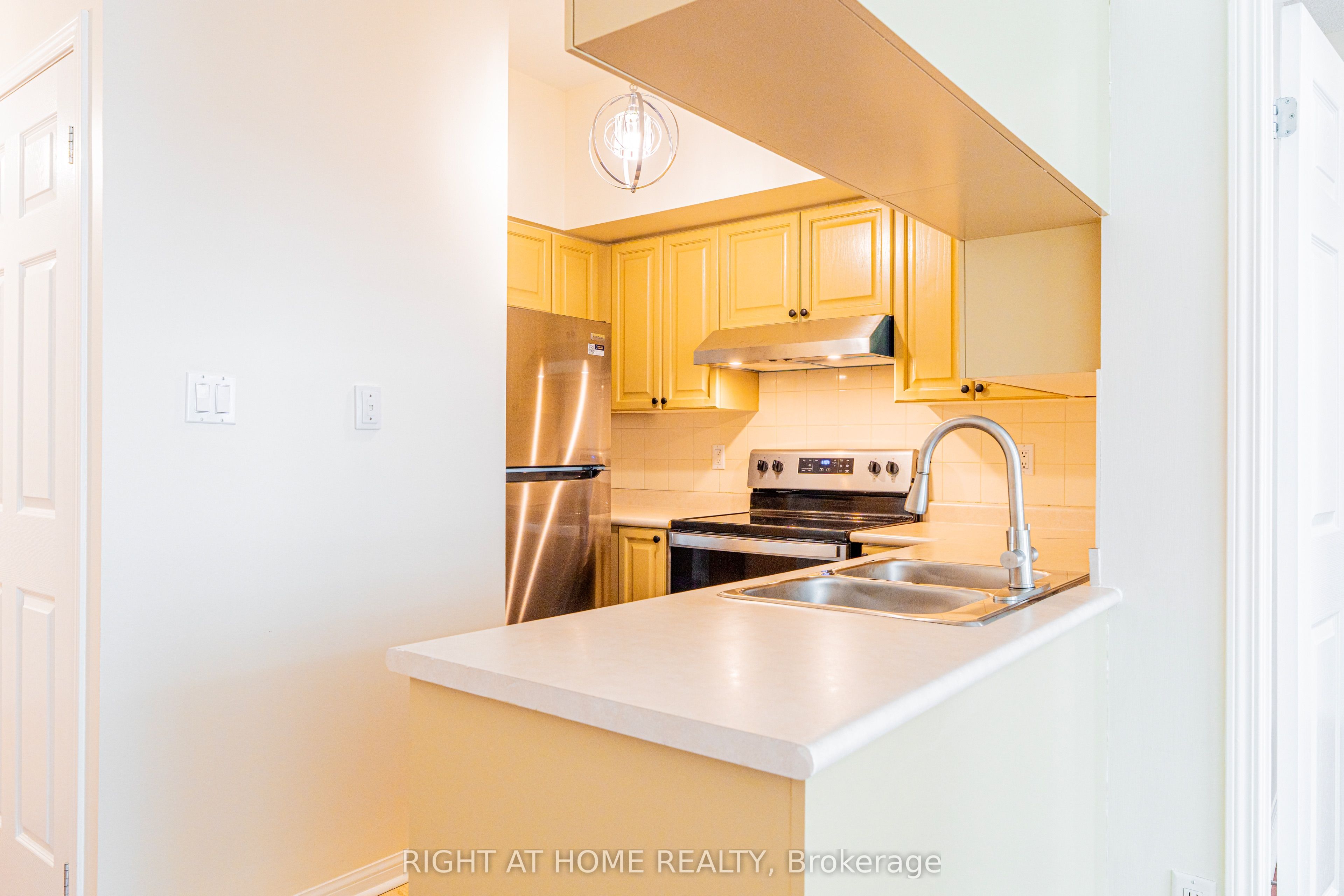 230 Queens Quay W 918