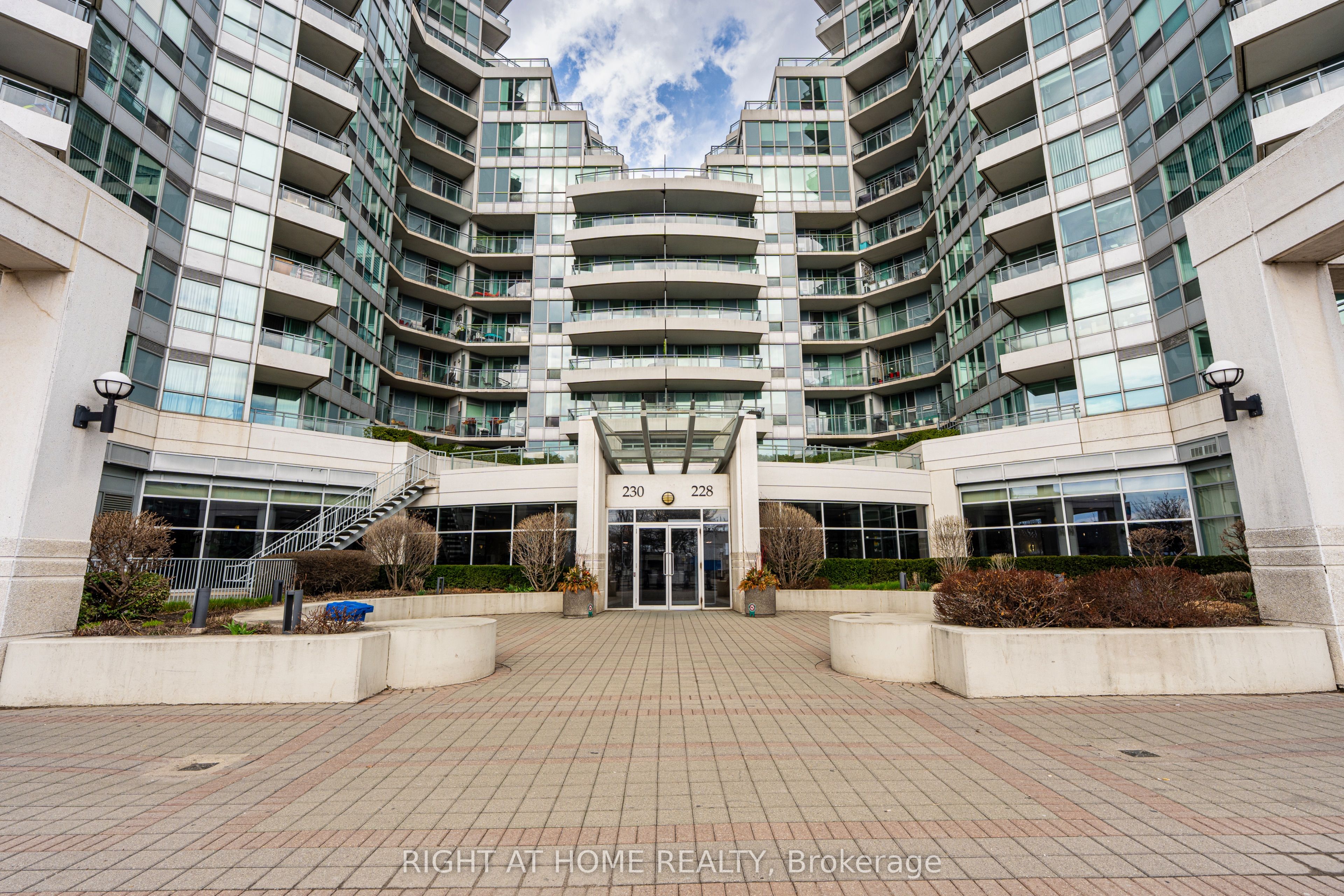 230 Queens Quay W 918