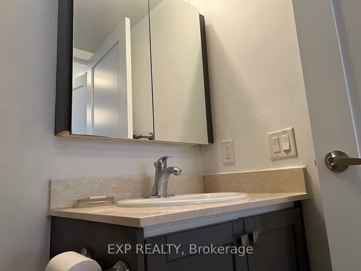 20 Blue Jays Way 814