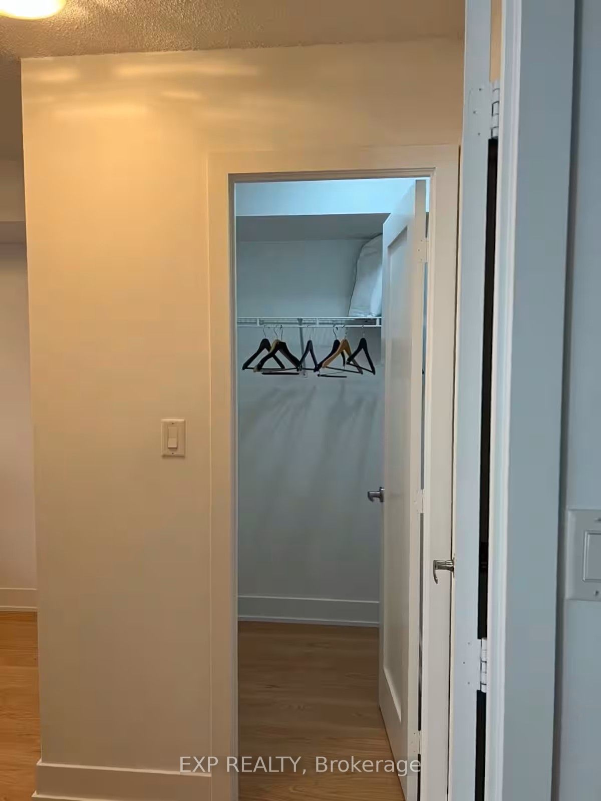 20 Blue Jays Way 814