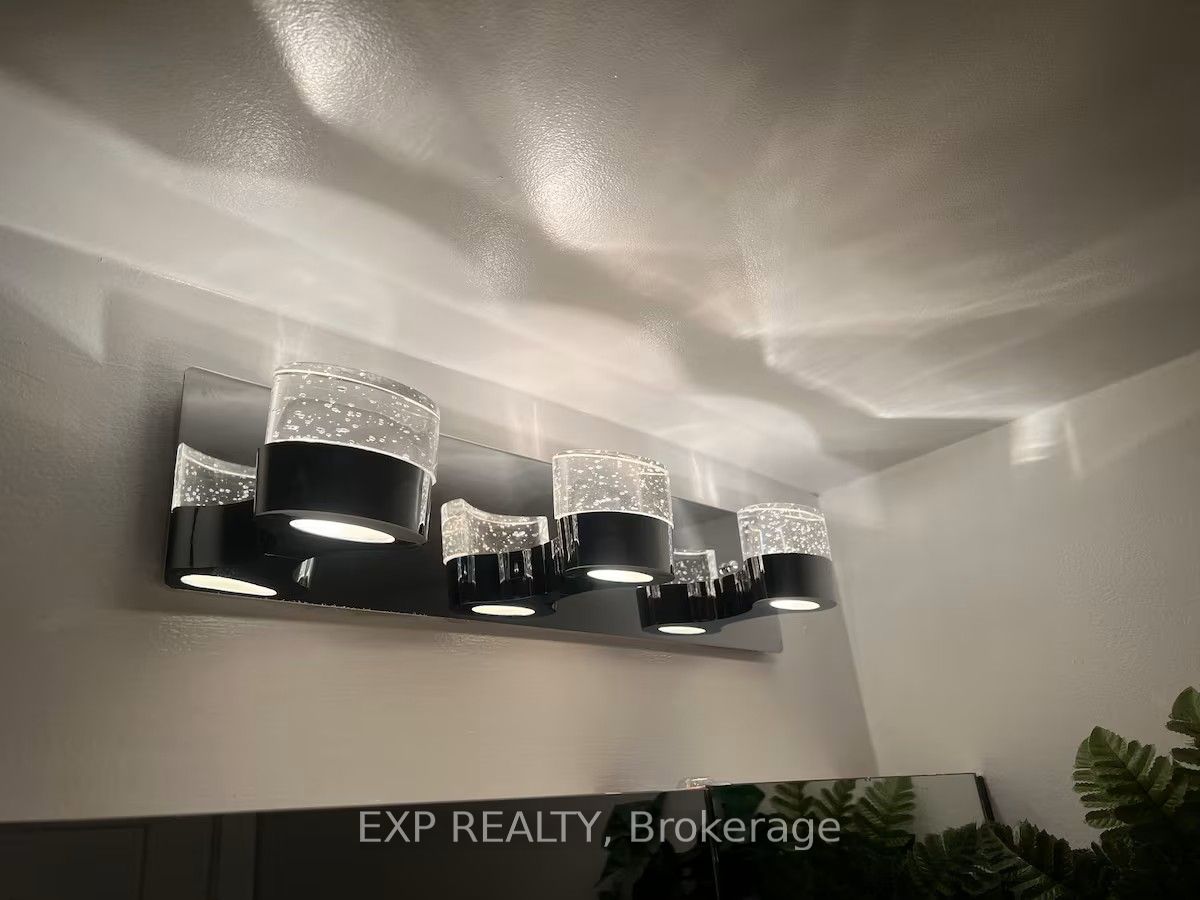 20 Blue Jays Way 814