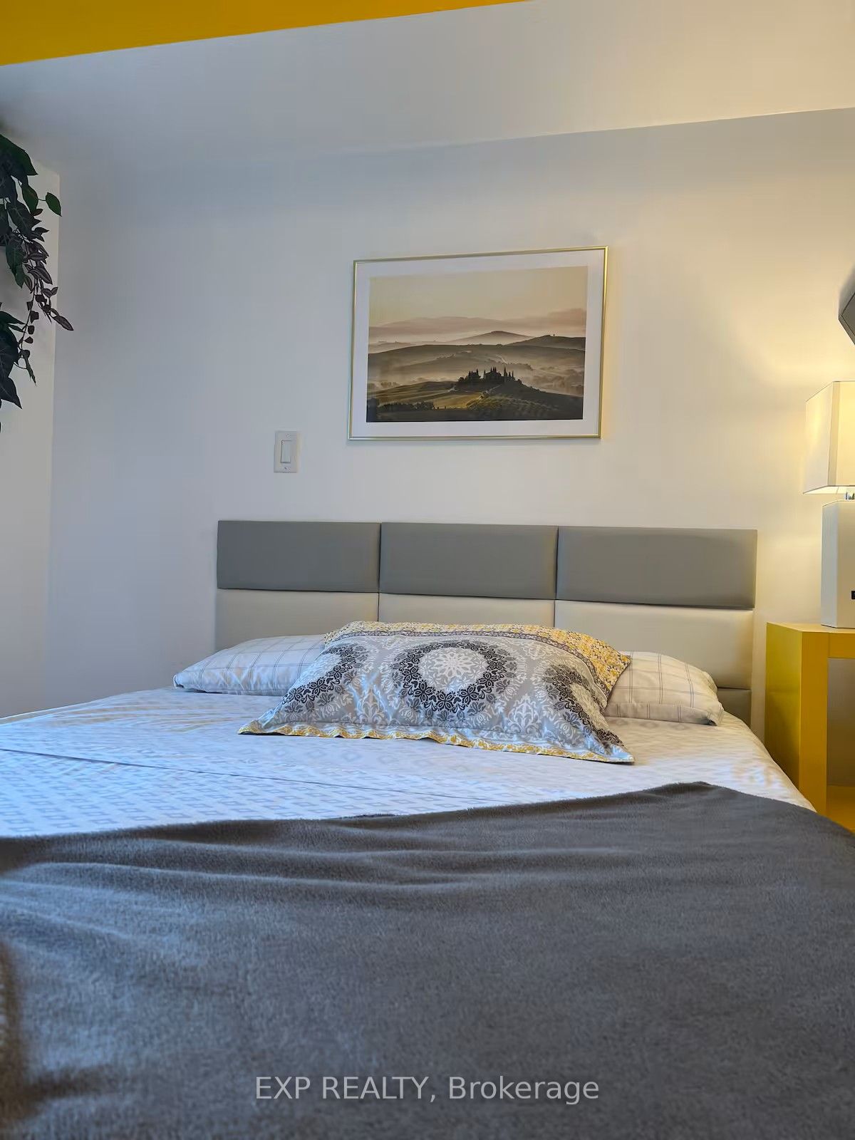 20 Blue Jays Way 814