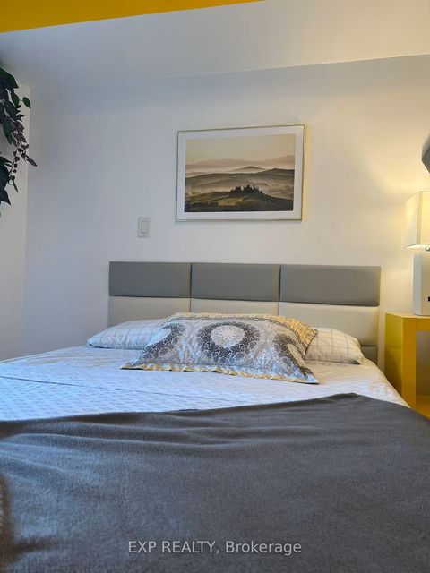 20 Blue Jays Way 814 Toronto ON M5V 3W6