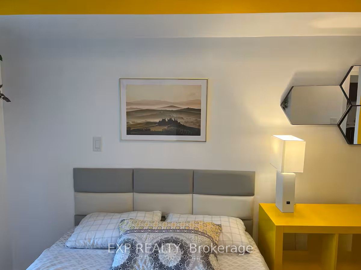 20 Blue Jays Way 814