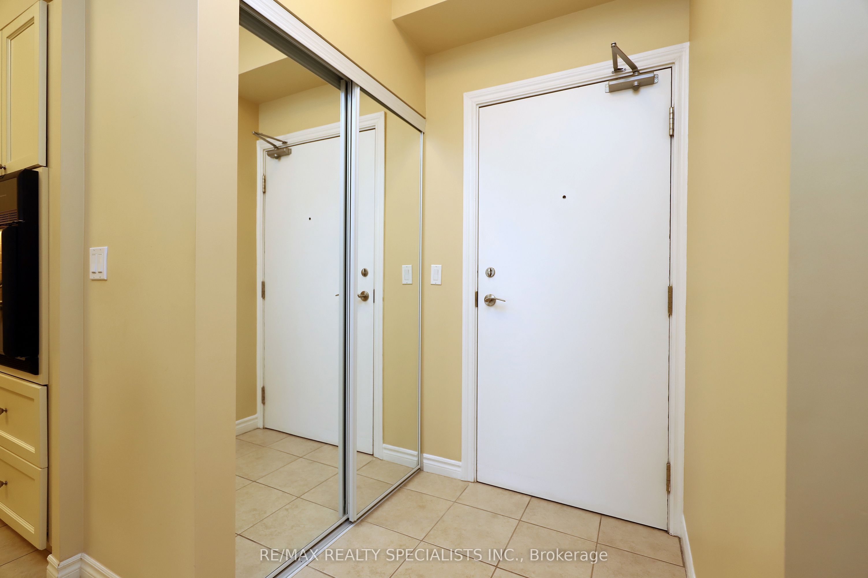 810 Scollard Court 809