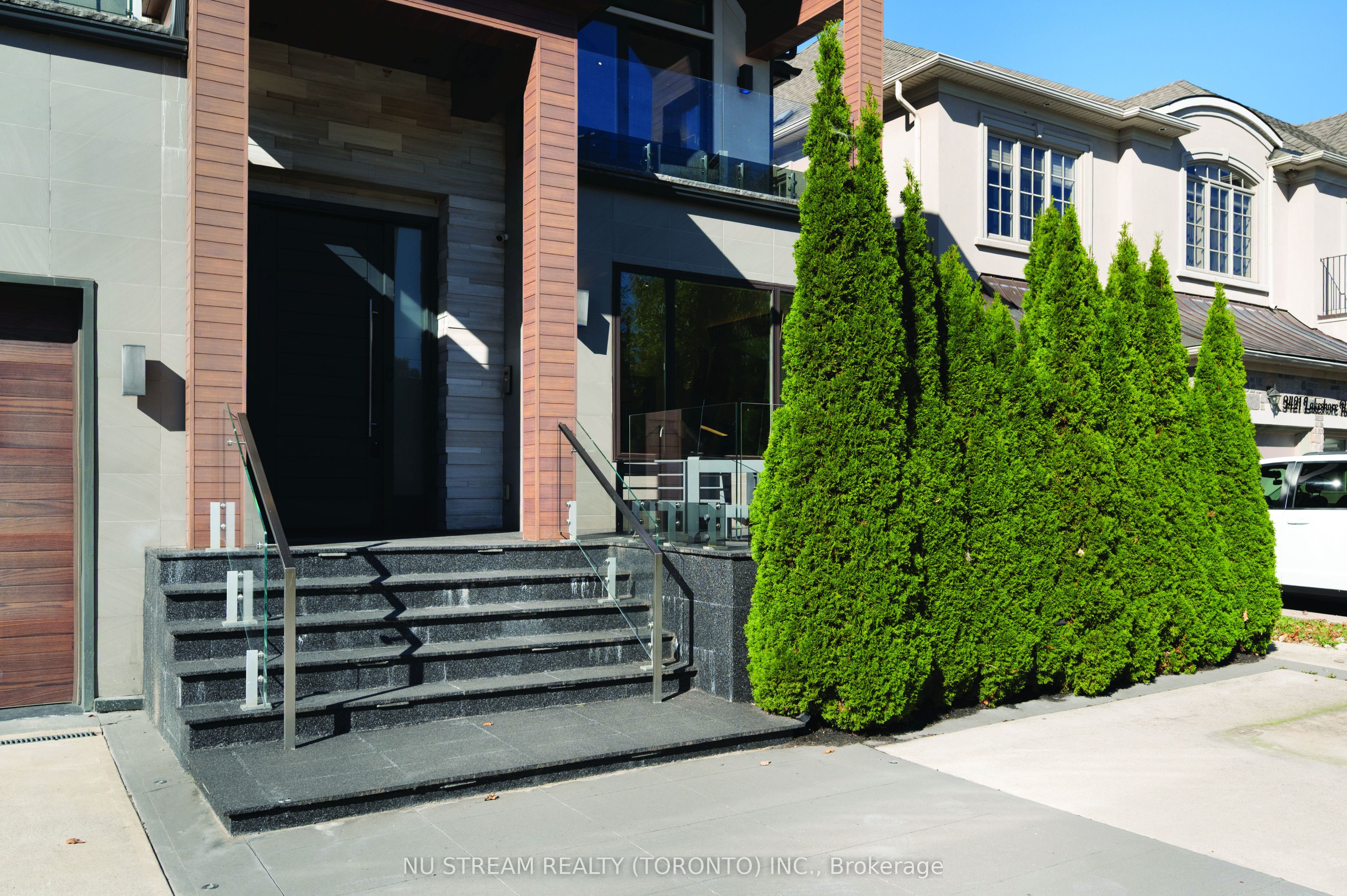 3425 Lakeshore Road W